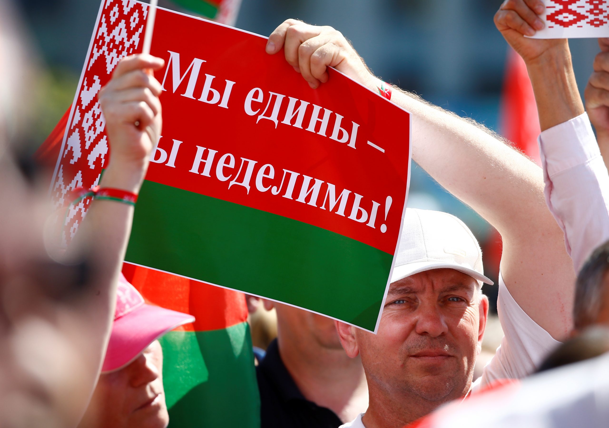 Один из участников провластной акции в Минске. Фото REUTERS/Vasily Fedosenko/Scanpix/Leta