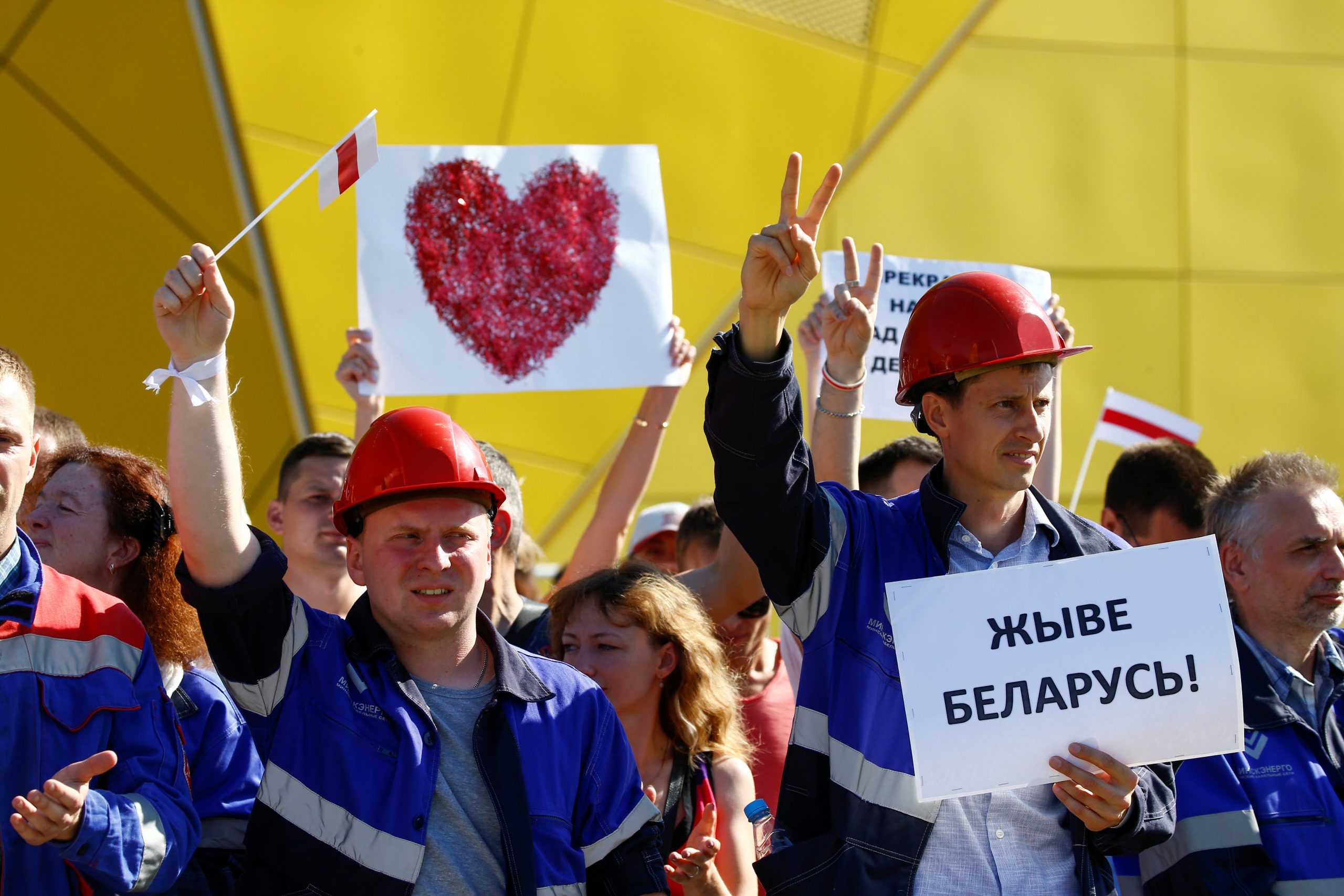 Рабочие у МЗКТ. Фото REUTERS/Vasily Fedosenko/Scanpix/Leta