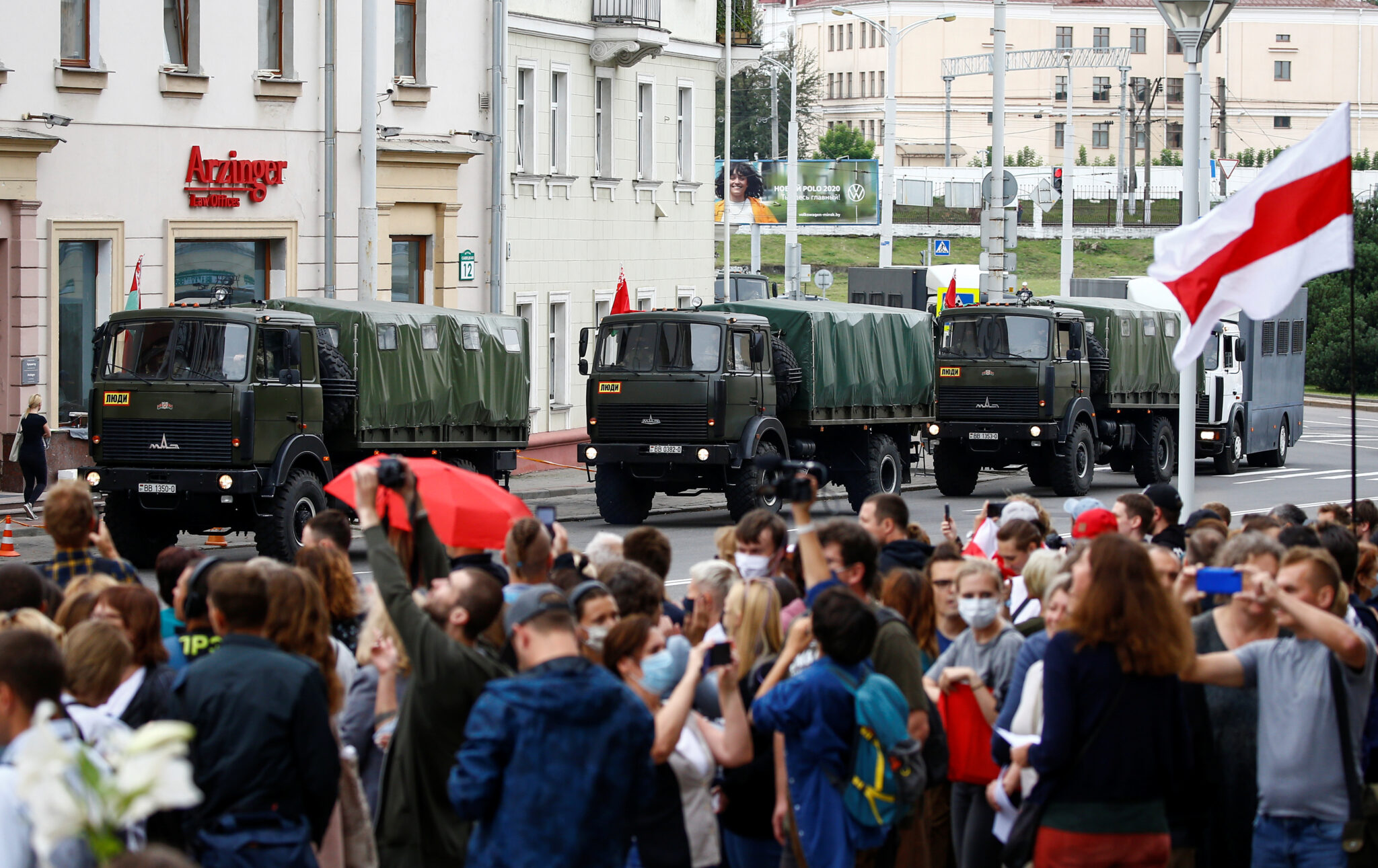 Автозаки на фоне протестующих у здания Минобороны. Фото REUTERS/Vasily Fedosenko/Scanpix/Leta