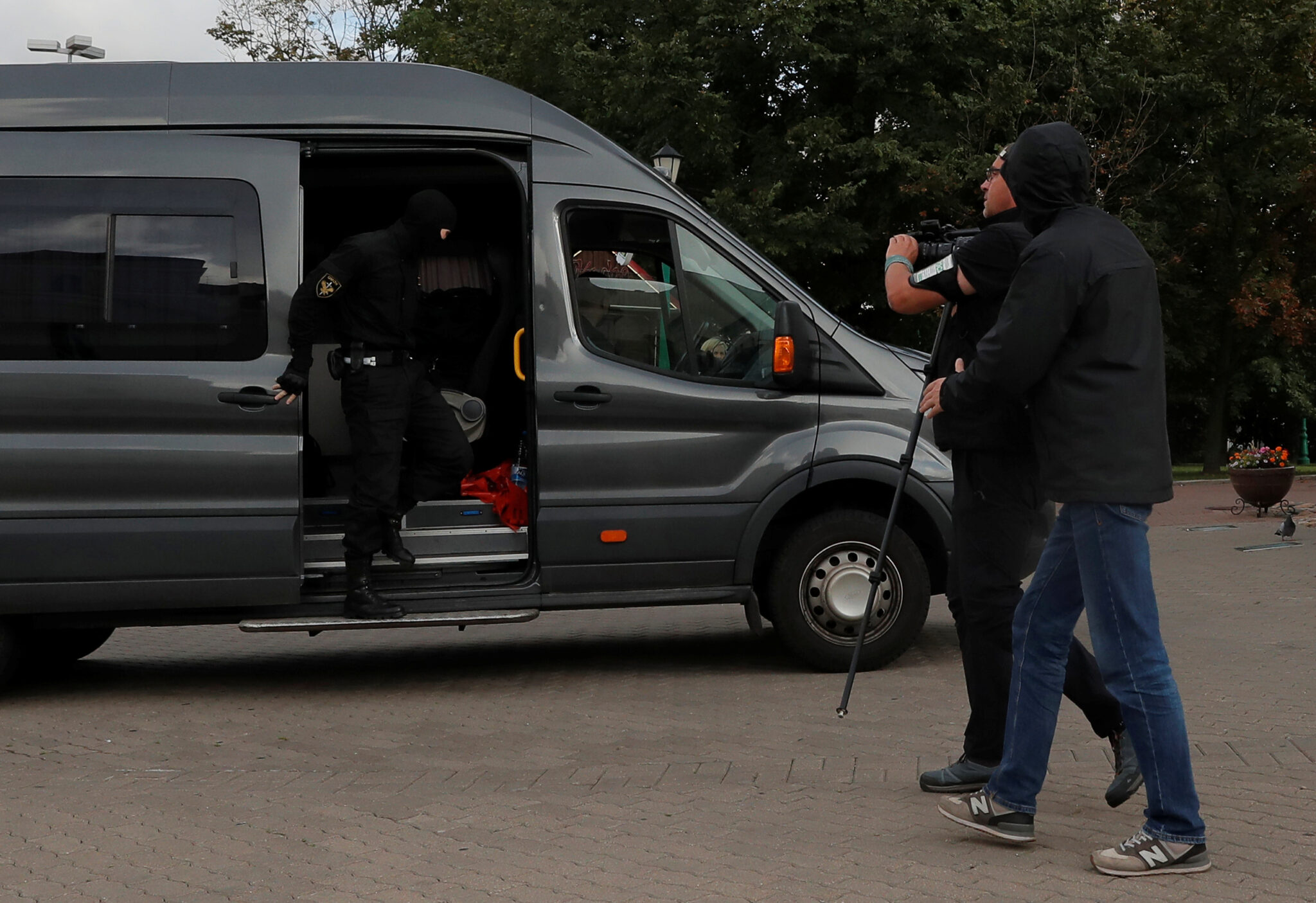 Силовики задерживают журналиста в Минске. Фото REUTERS/Vasily Fedosenko/Scanpix/Leta