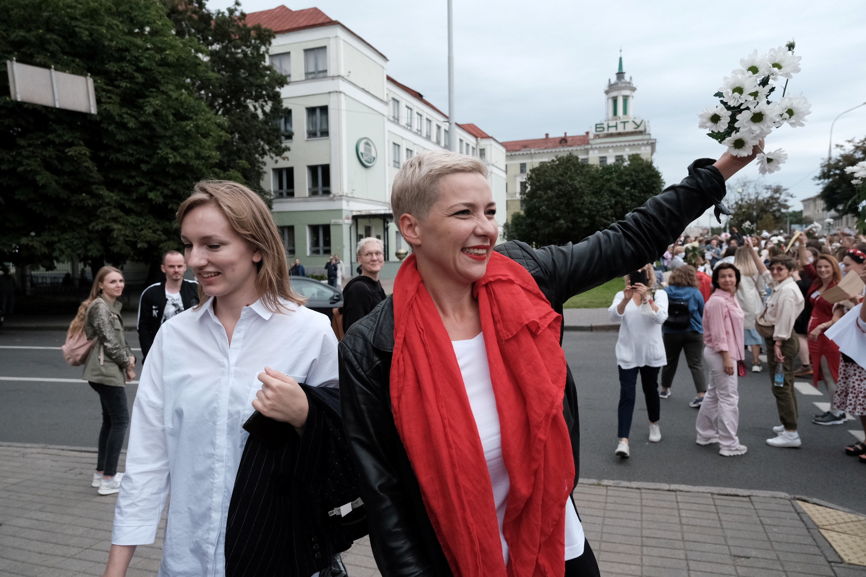 На какое-то время к протестующим присоединилась Мария Колесникова. Фото BelaPAN via Reuters/Scanpix/Leta