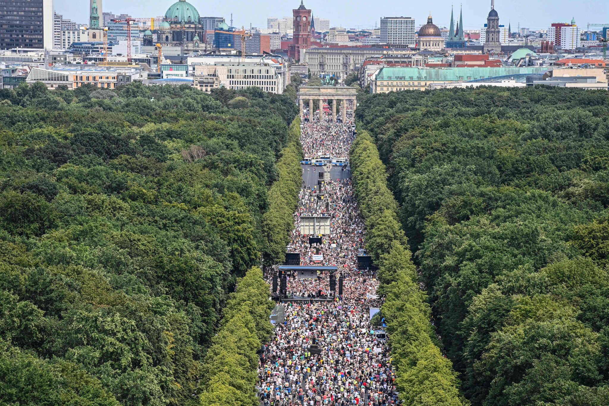 Толпа протестующих в Берлине. Вид сверху. Фото John MACDOUGALL / AFP/ Scanpix/ Leta