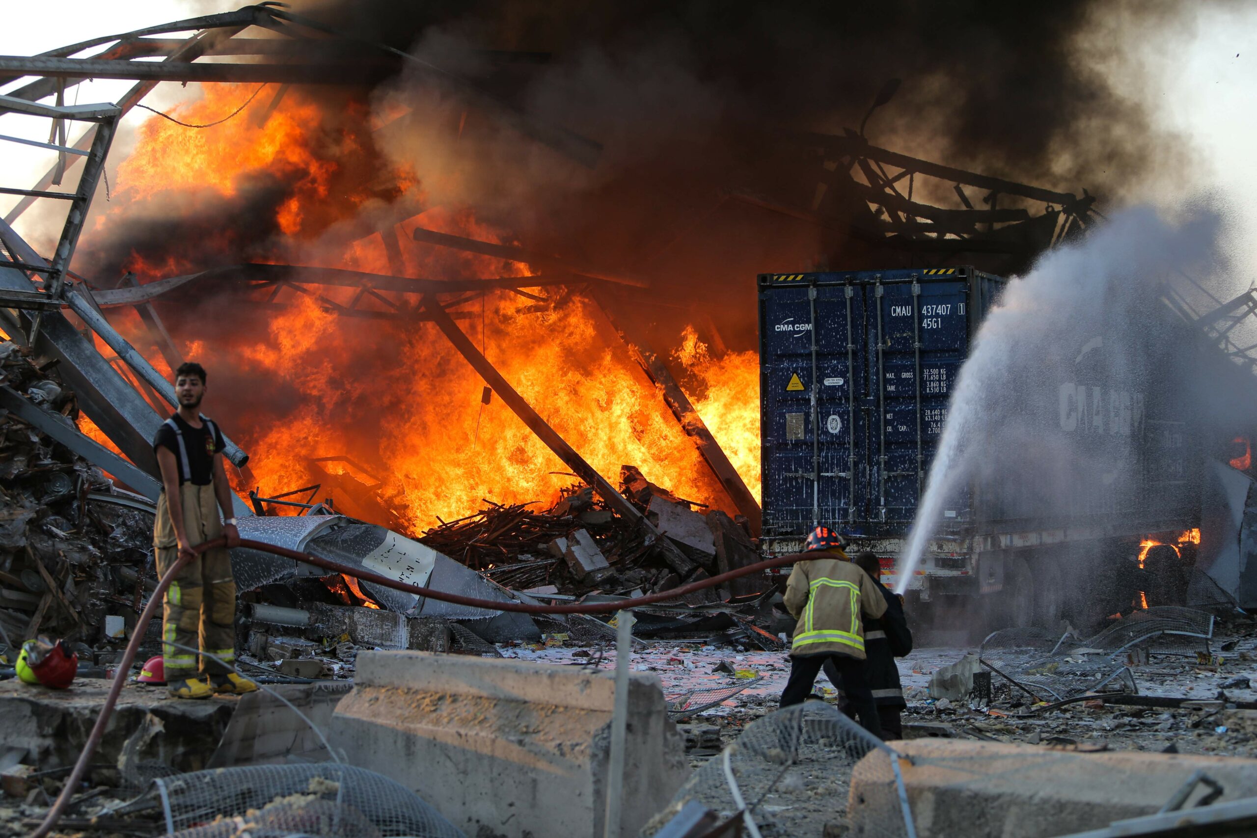 Пожарные боролись с возгоранием всю ночь. Фото STR / AFP/ Scanpix/Leta