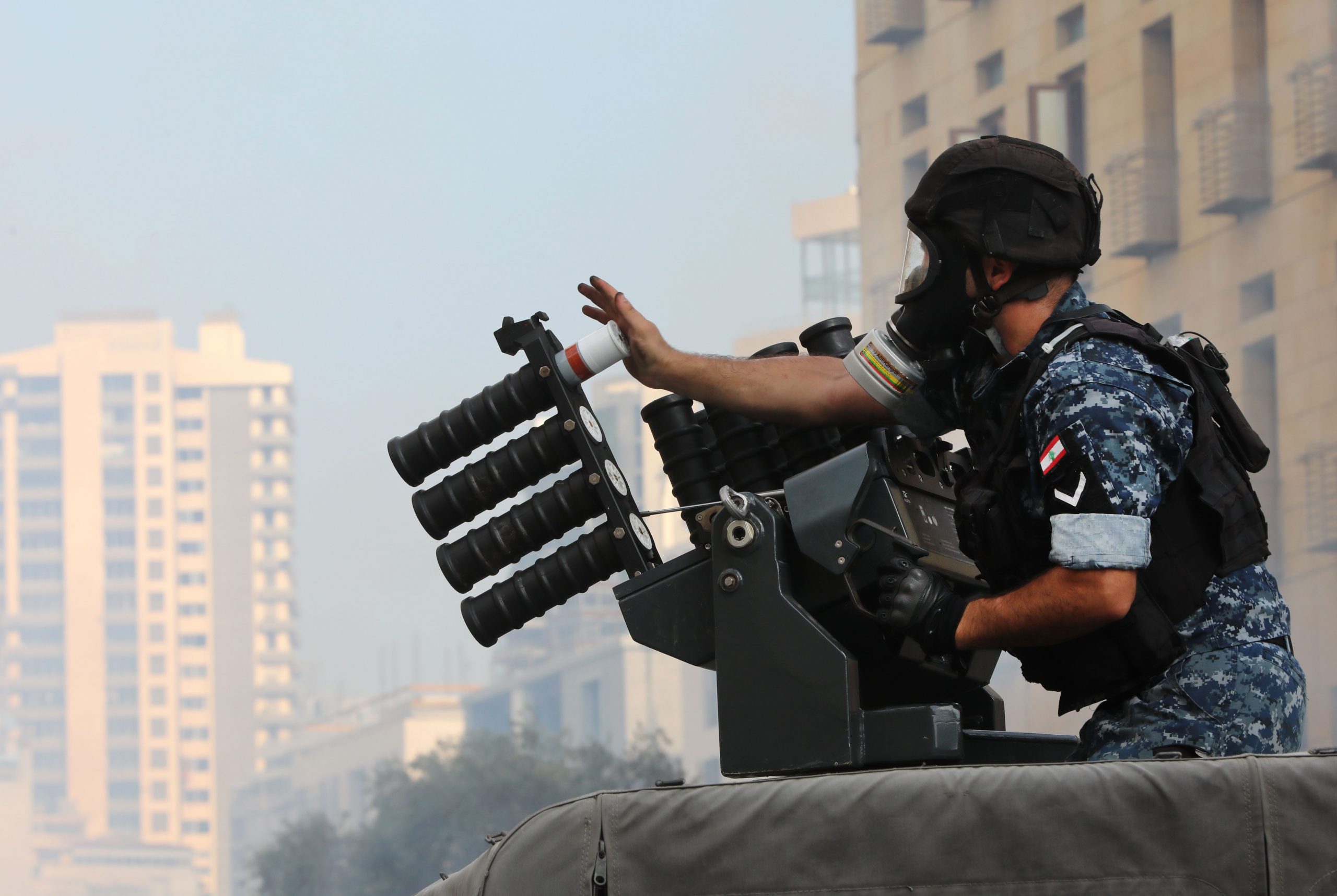 Военнослужащий заряжает аппарат для распыления слезоточивого газа. Фото ANWAR AMRO / AFP/Scanpix/Leta
