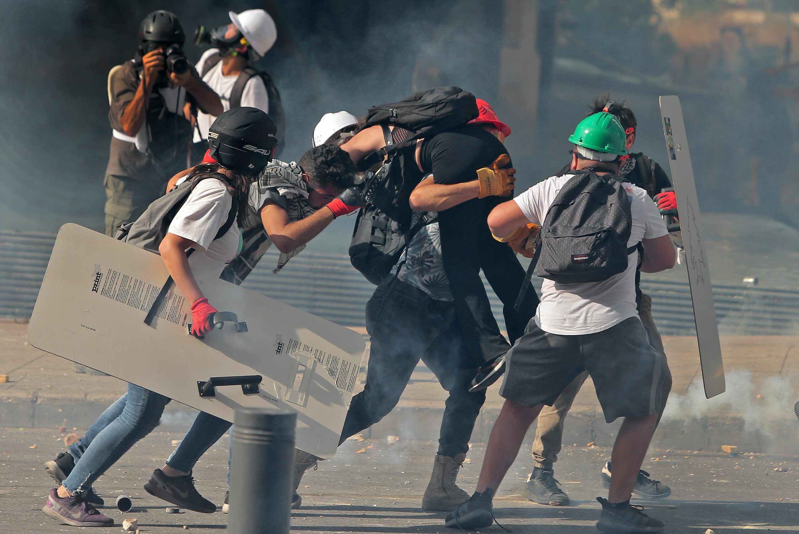 Протестующие уносят одного из раненых. Фото STR / AFP/ Scanpix/Leta 