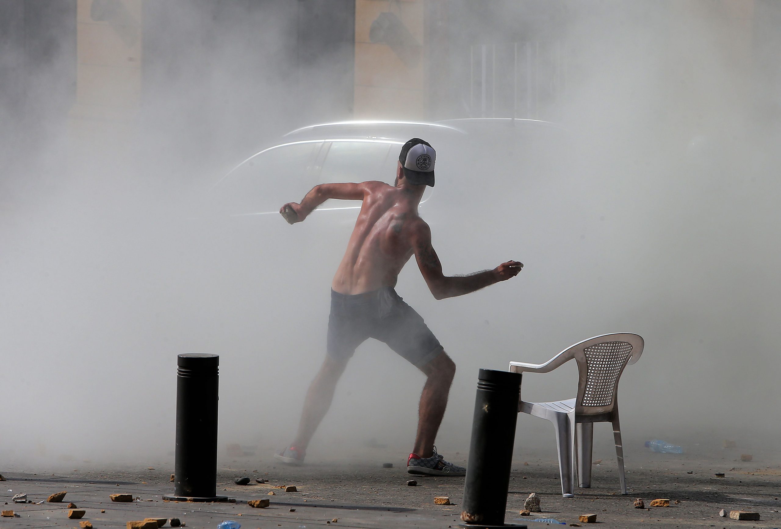 Пока протестующие бросали камни, силовики применили слезоточивый газ. Фото STR / AFP/Scanpix/Leta