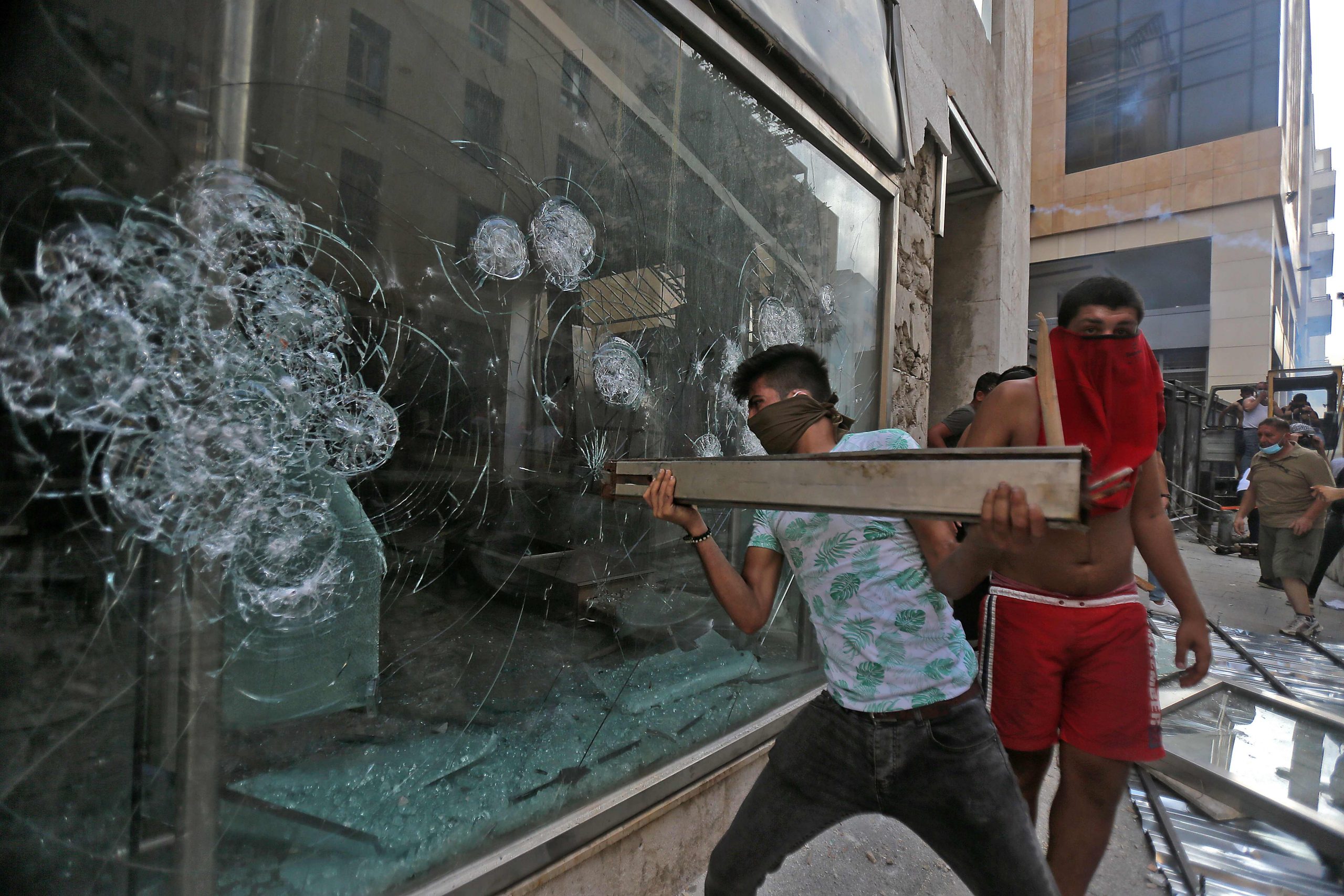Разъяренные протестующие выбили витрины в близлежащих магазинах. Фото STR / AFP/Scanpix/Leta