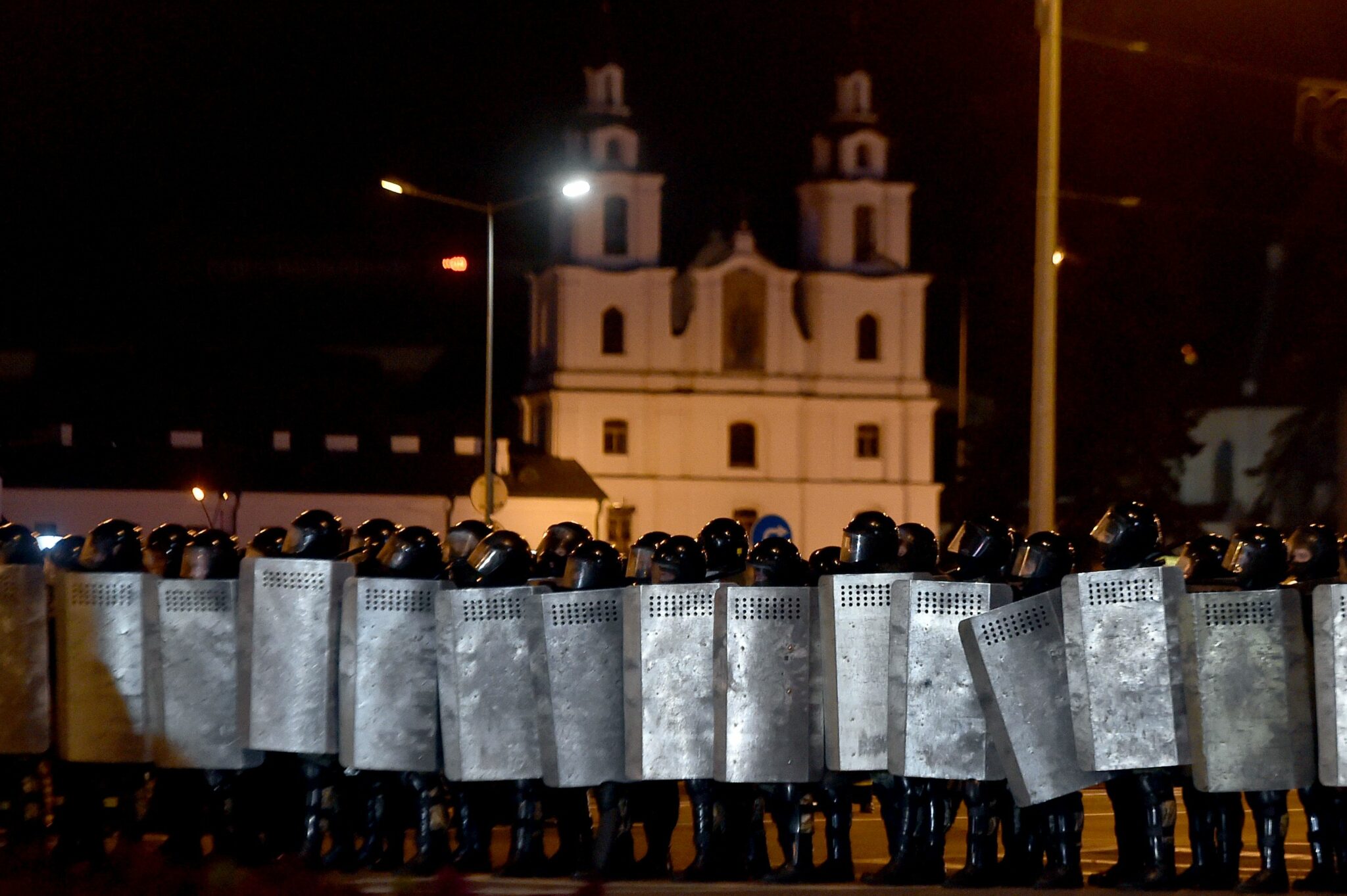 ОМОН во время стычек с протестующими в Минске. Фото SERGEI GAPON / TASS / Scanpix / Leta
