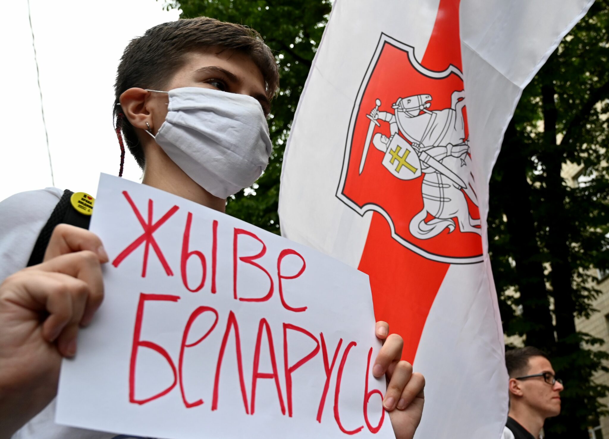 Участник акции в поддержку белорусских претестующих в Киеве с запрещенной официалными властями Беларуси символикой. Фото Sergei SUPINSKY / AFP/Scanpix/Leta