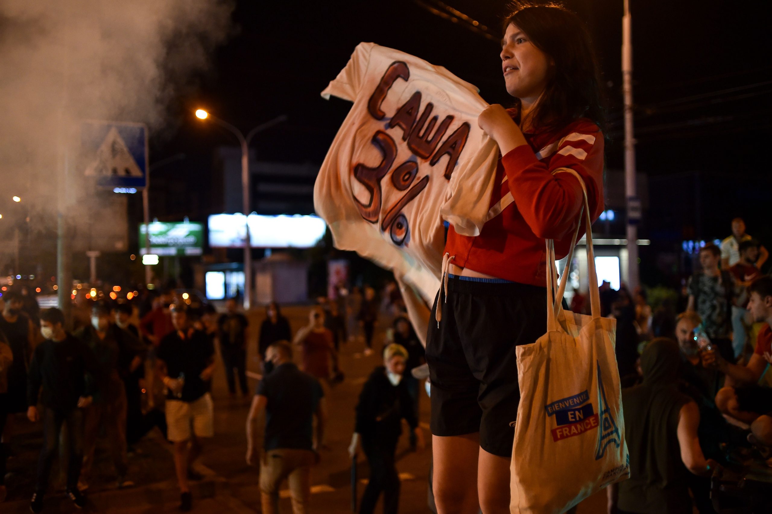 Участница акции протеста с утболкой с надписью 