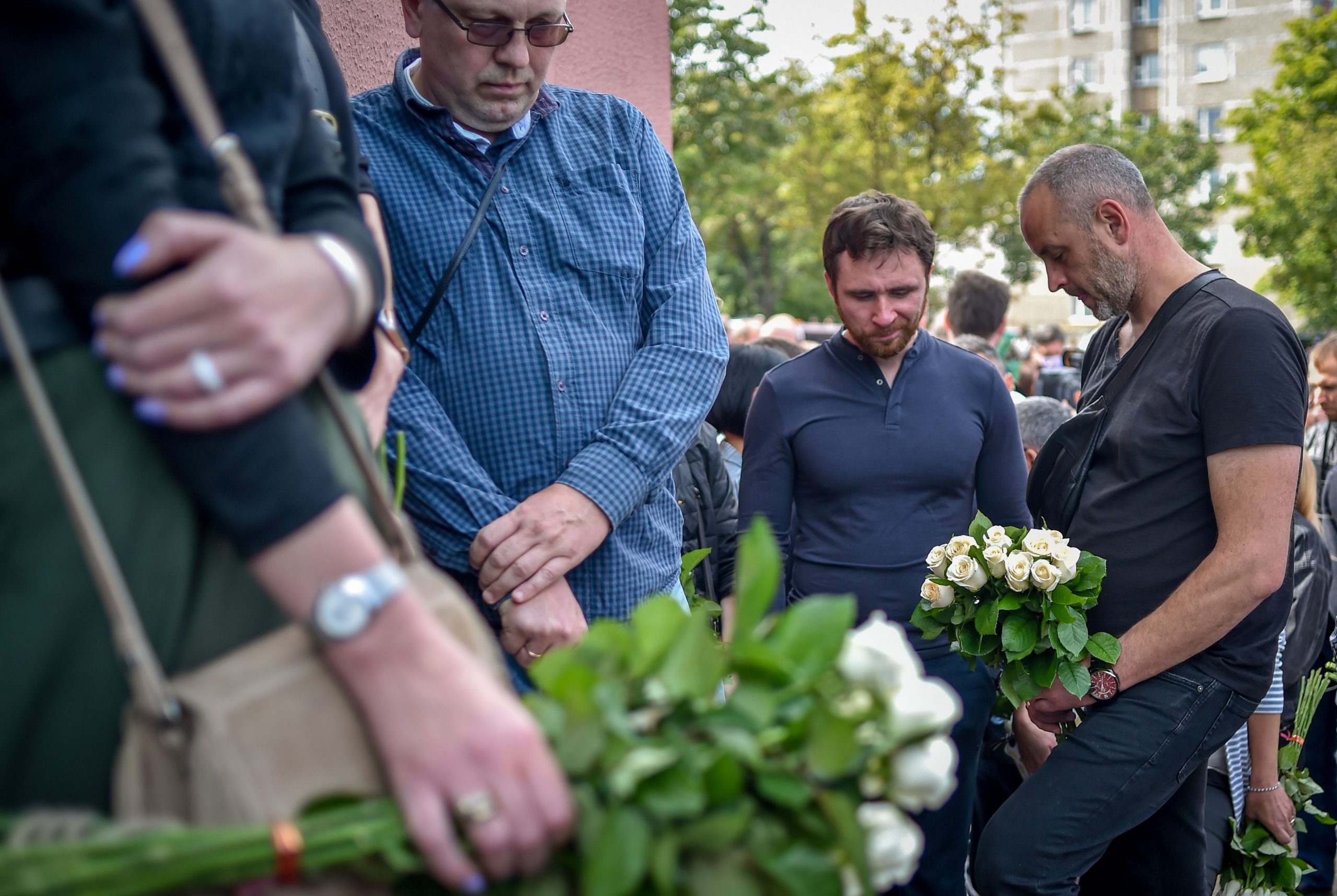 К стихийному мемориалу несли охапки цветов. Фото  Sergei GAPON / AFP/ Scanpix/Leta