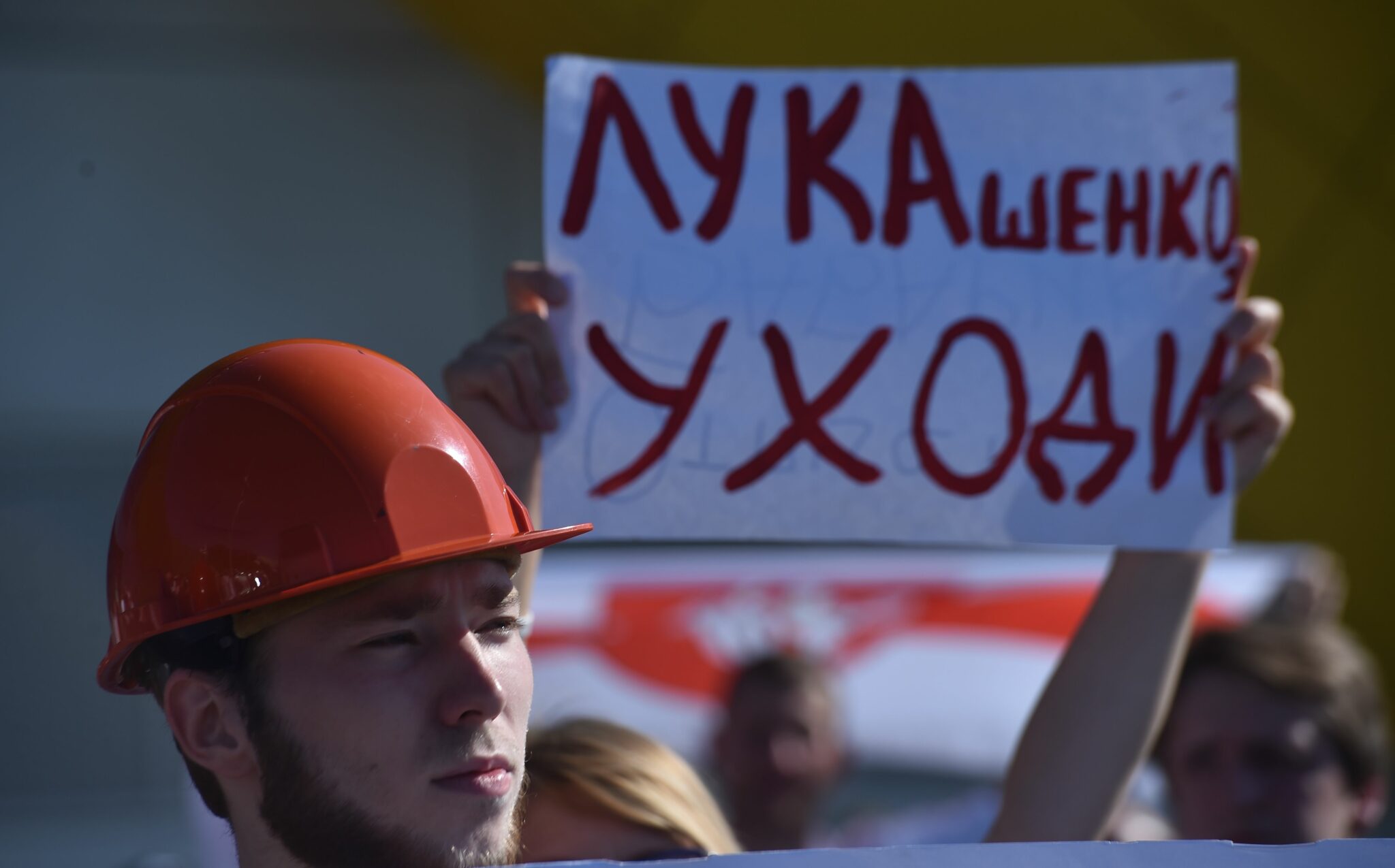Рабочие "Минскэнерго" с плакатом, призывающим Лукашенко уйти с должности президента. Фото Sergei GAPON / AFP/Scanpix/Leta