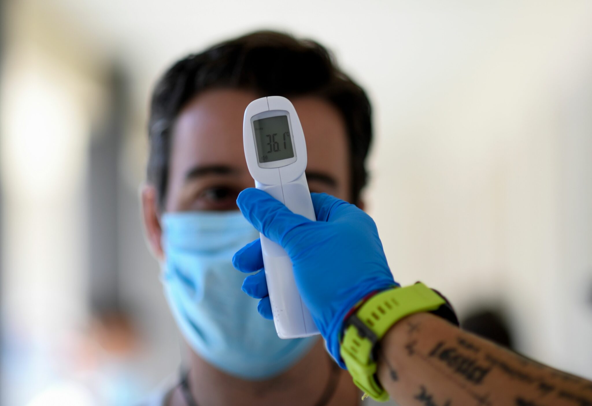 Медицинский работник замеряет температуру мужчине во временном центре тестирования в Мадриде. Фото OSCAR DEL POZO / AFP/Scanpix/Leta