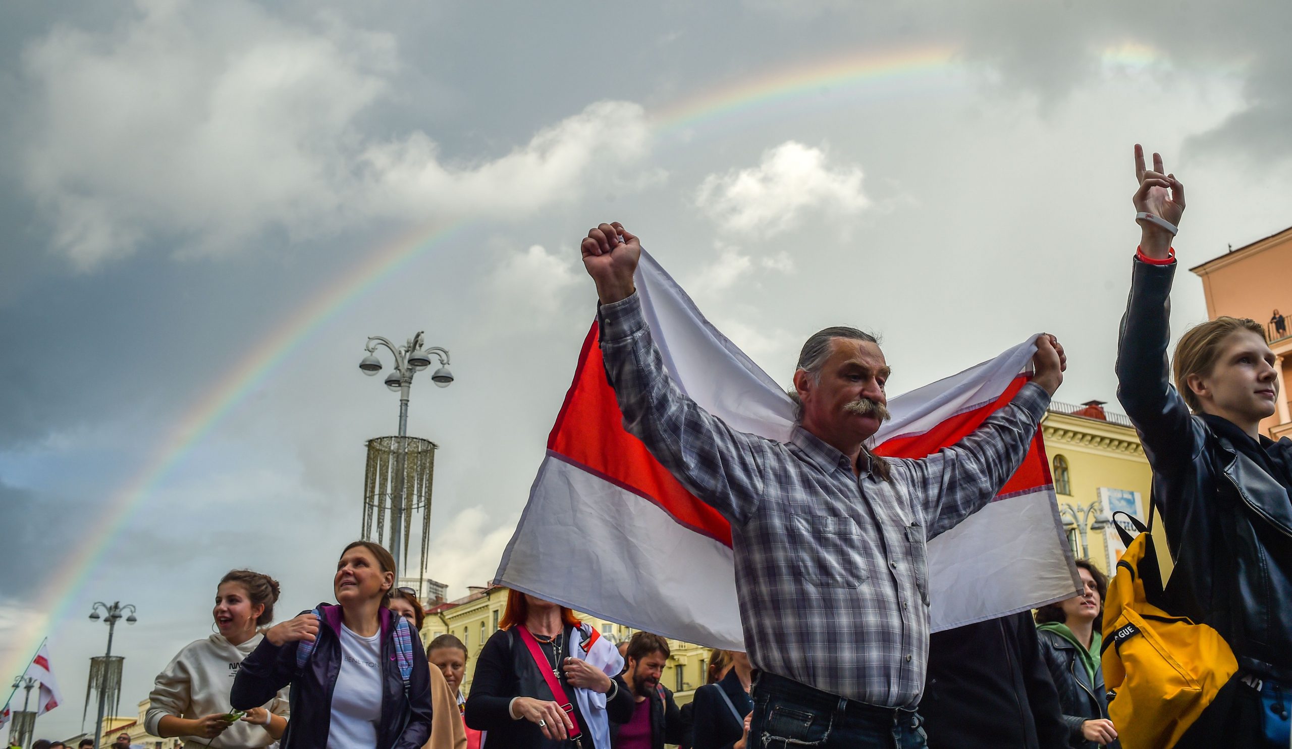 Над протестующими в четверг появилась радуга. Фото Sergei GAPON / AFP/Scanpix/Leta