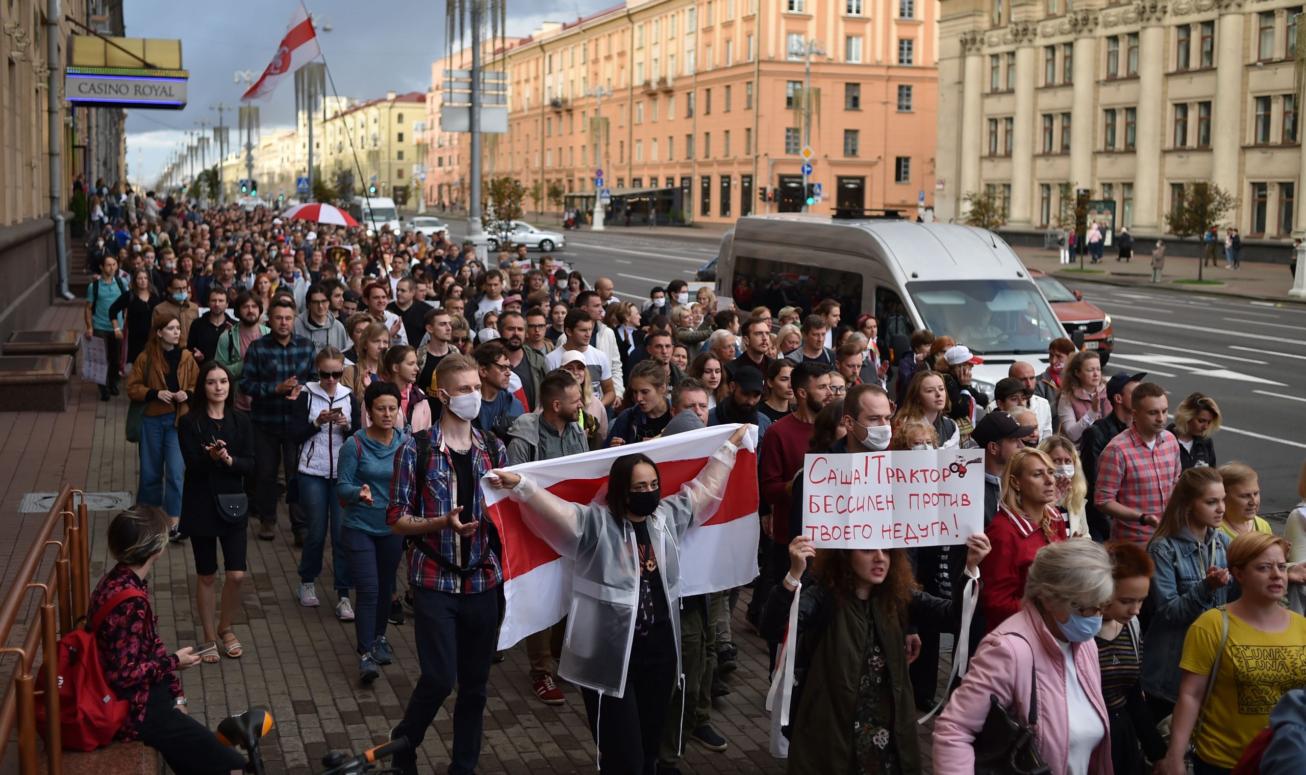 Колонна протестующих движется к Красному костелу. Фото Sergei GAPON / AFP/Scanpix/Leta