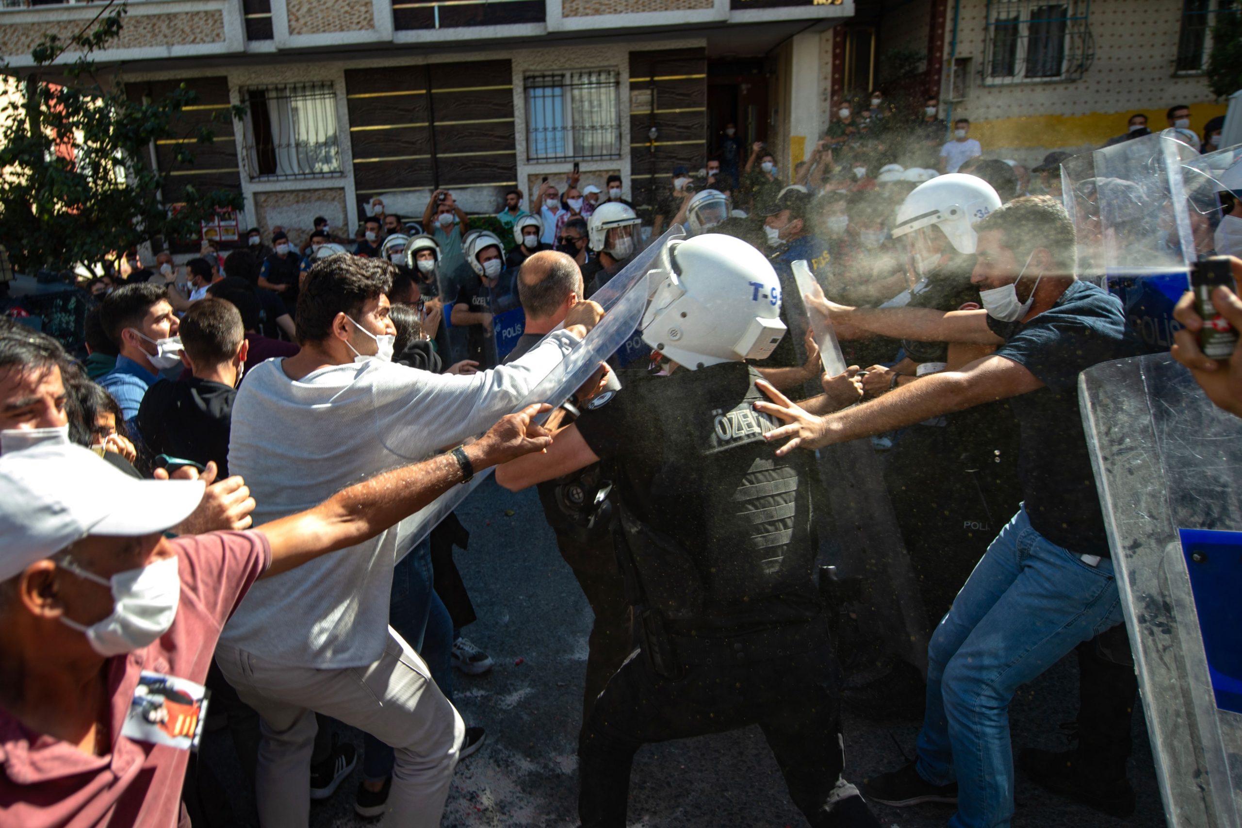 Столкновения сочувствующих Эбру Тимтик с полицией перед похоронами.Правоохранители применили слезоточивый газ. Фото Yasin AKGUL / AFP/Scanpix/Leta