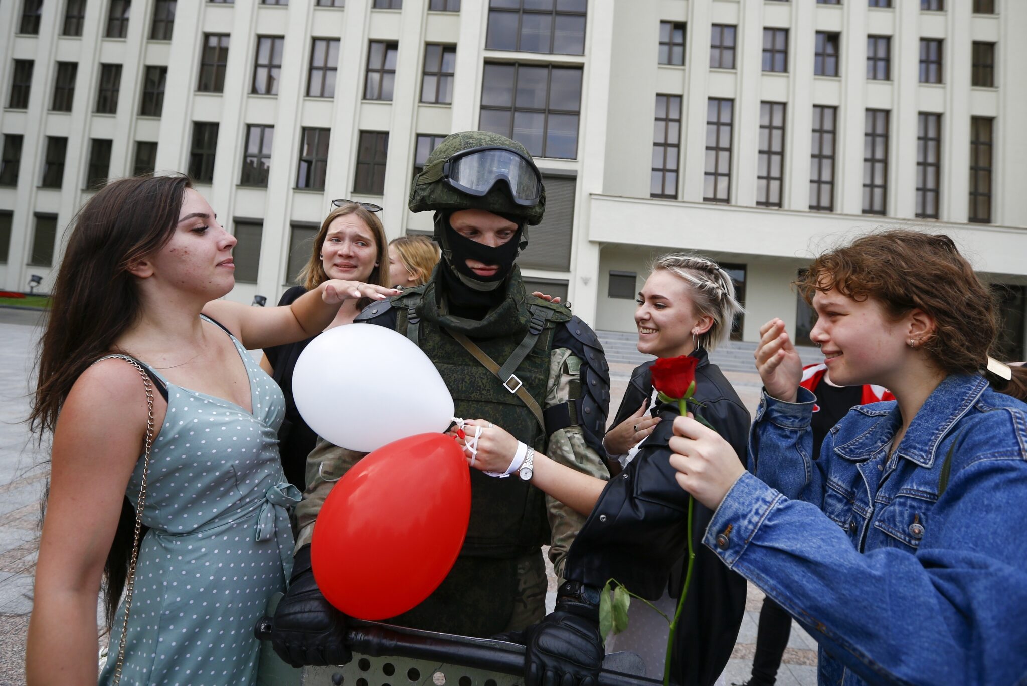Женщины обнимают военного, Минск, 14 августа 2020 г. Фото Sergei Grits / TASS / Scanpix / Leta
