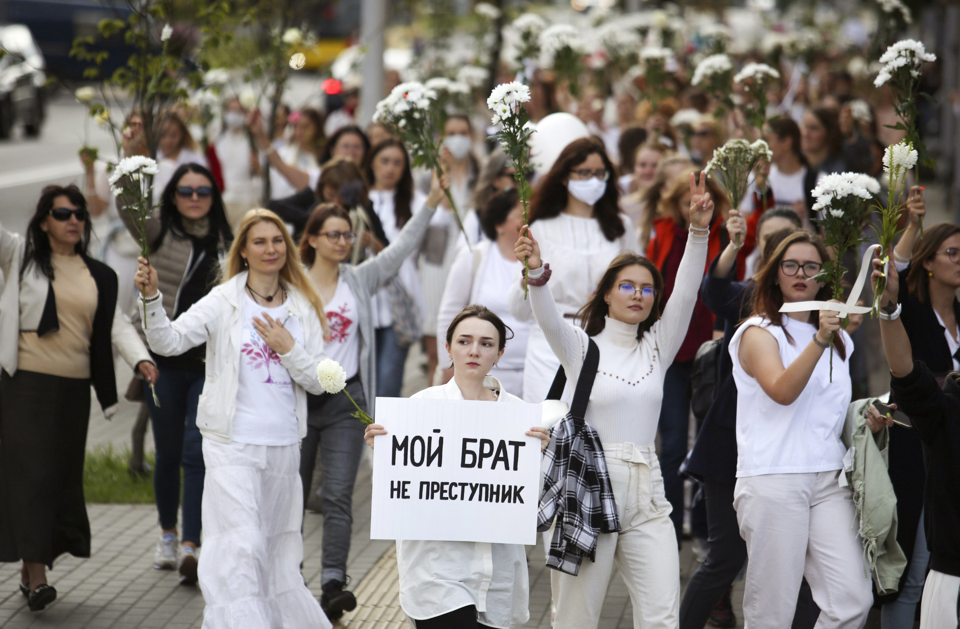 Акцию в Минске в четверг, 13 августа, поддержали несколько сотен человек. Фото AP Photo/Scanpix/Leta 