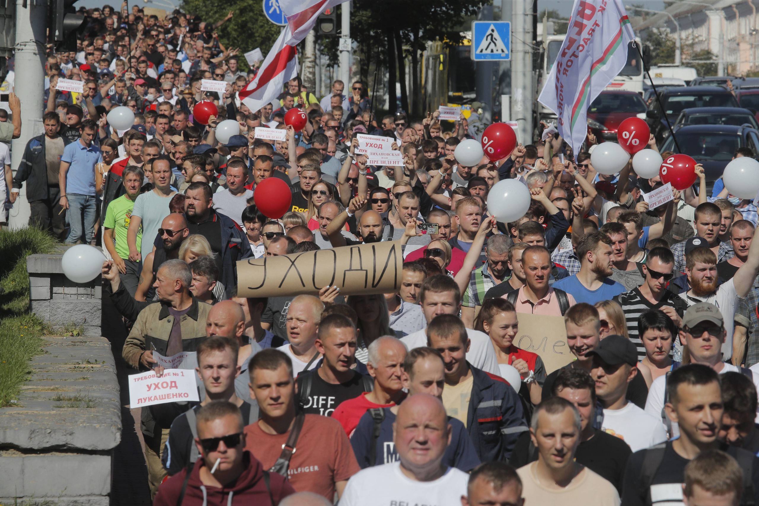 Протестующие двинулись к МЗКТ с флагами,плакатами и шариками. Фото AP Photo/Dmitri Lovetsky/Scanpix/Leta