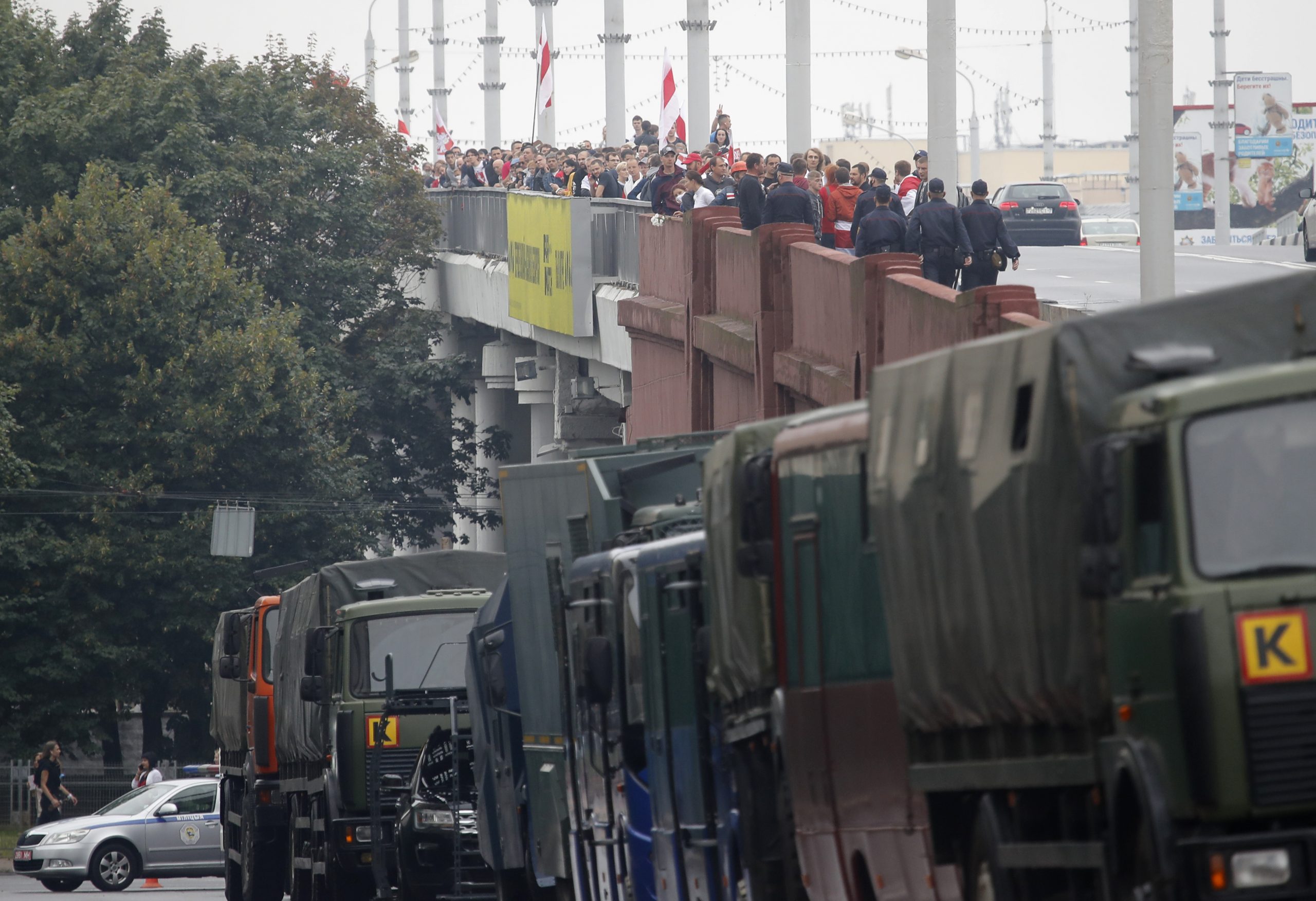Военные грузовики в центре Минска на фоне толпы протестующих. Фото AP Photo/Dmitri Lovetsky/Scanpix/Leta