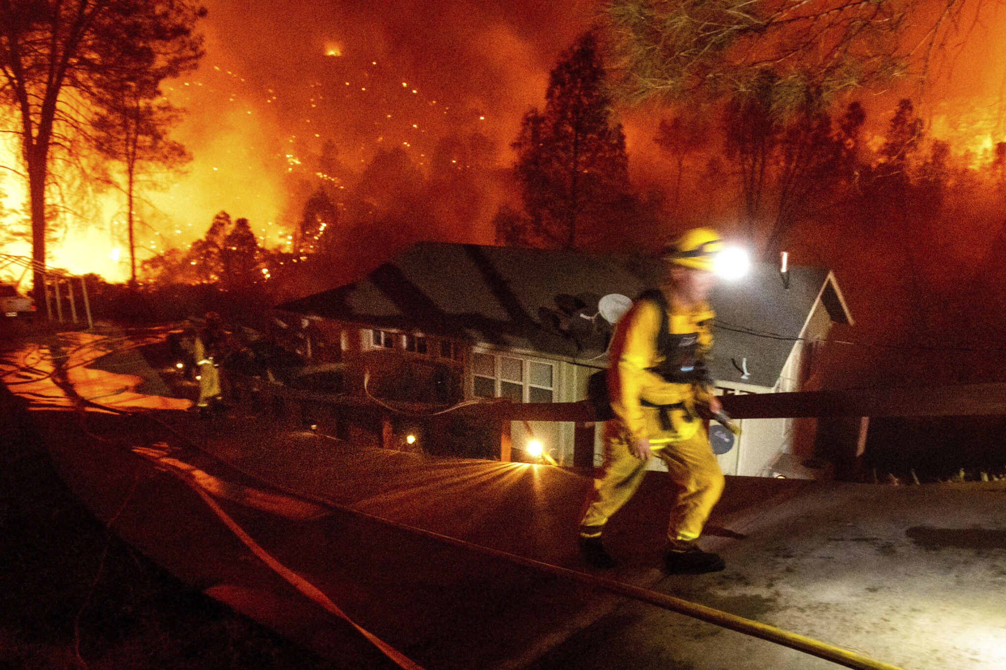 Пожарные борются с огнем в Северной Калифорнии. Фото AP Photo/Noah Berger/Scanpix/Leta