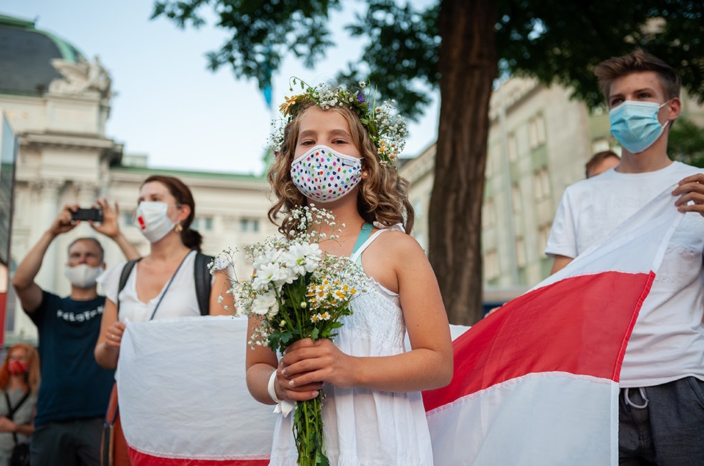 Участница акции солидарности с Беларусью в Гамбурге, 15 августа 2020 г. Фото DMITRIJ LELTSCHUK