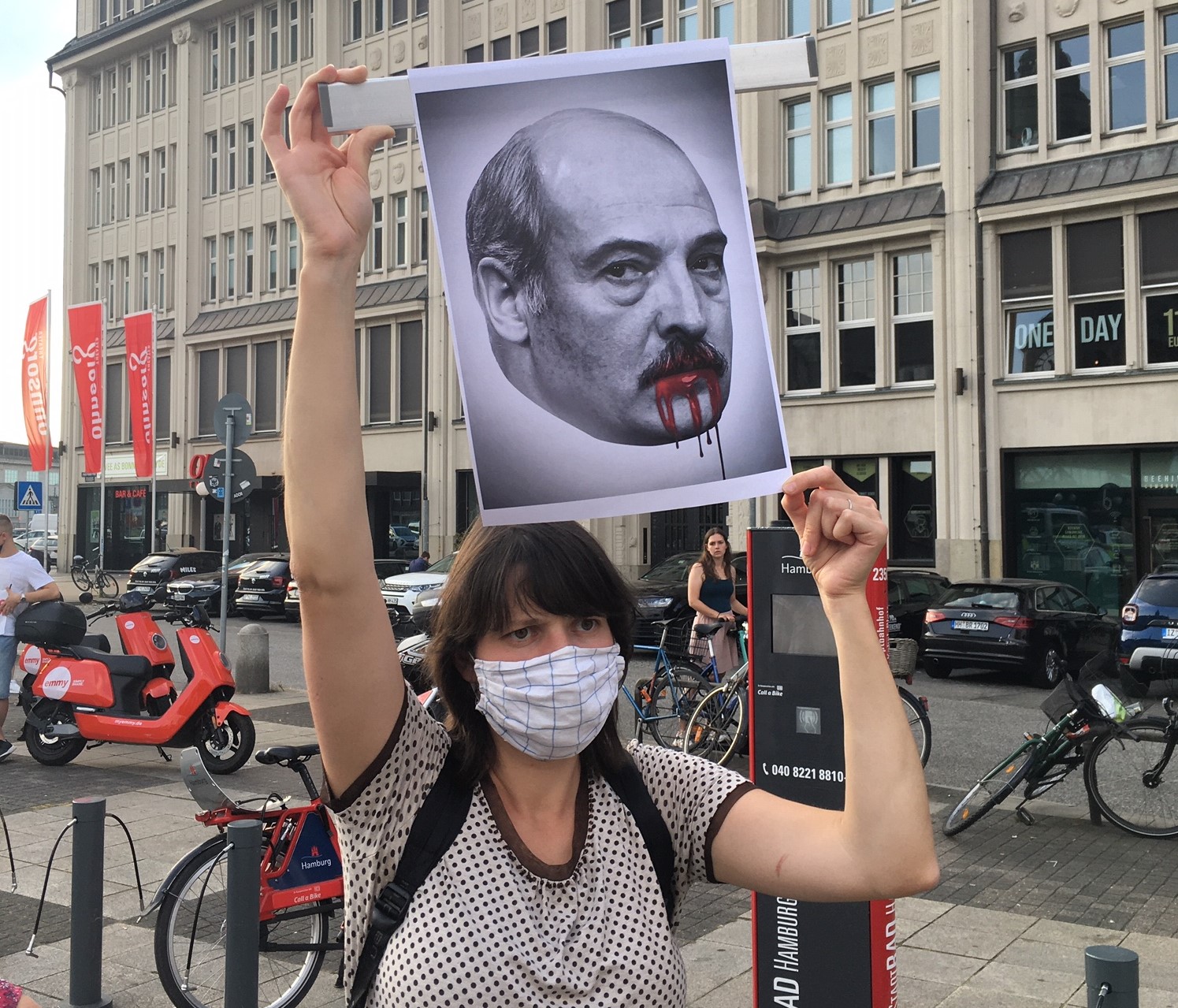 Участница акции солидарности с Беларусью в Гамбурге, 15 августа 2020 г. Фото Марии Панкрашкиной