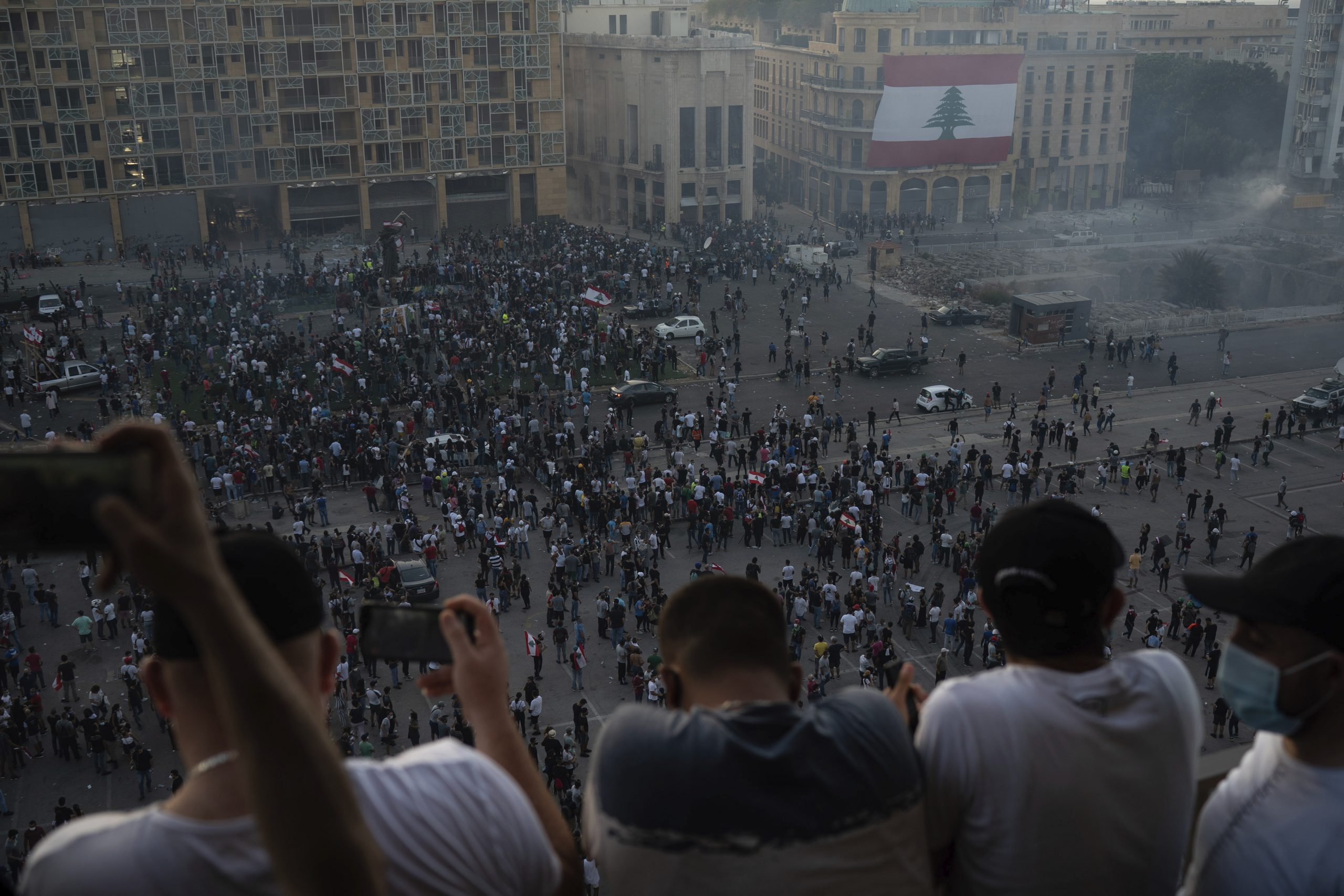 Жители Бейрута наблюдали за сбором протестующих. Фото AP Photo/Felipe Dana/Scanpix/Leta