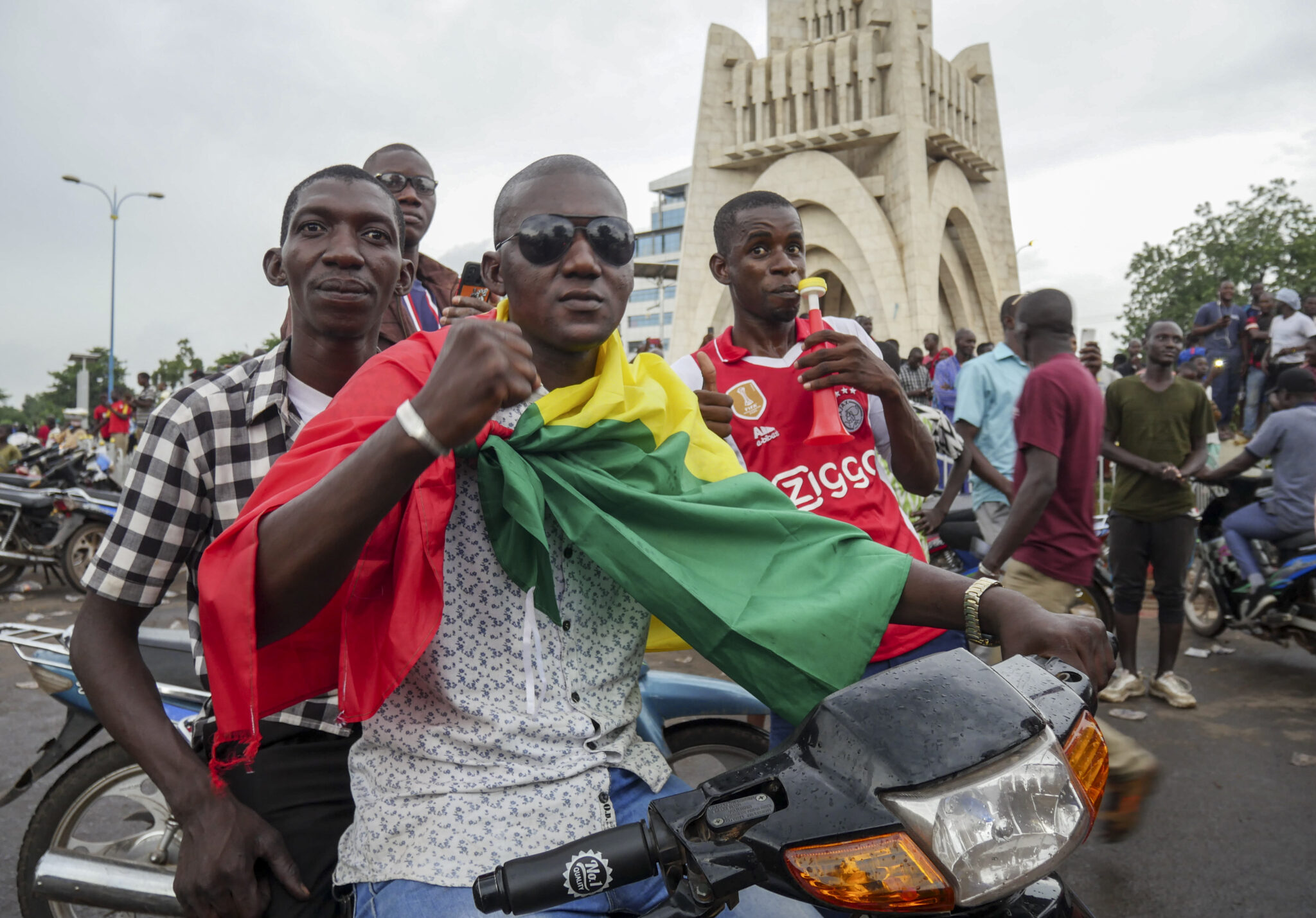 Мужчины держат национальный флаг на улице Бамако в Мали. 18 августа 2020 г. Фото TASS / Scanpix / Leta