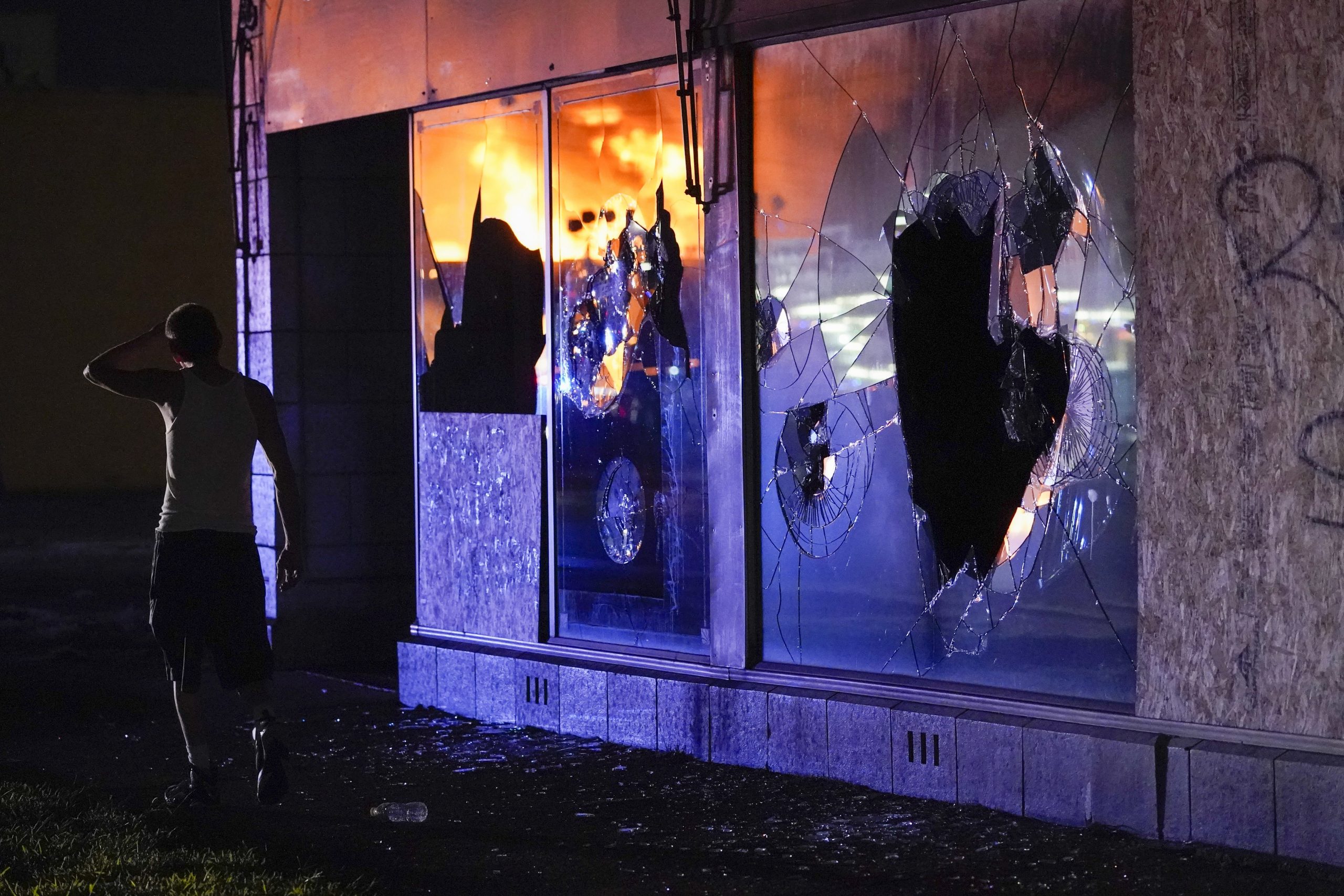Побитые витрины во время беспорядков в Кеноше. Фото AP Photo/Morry Gash/Scanpix/Leta