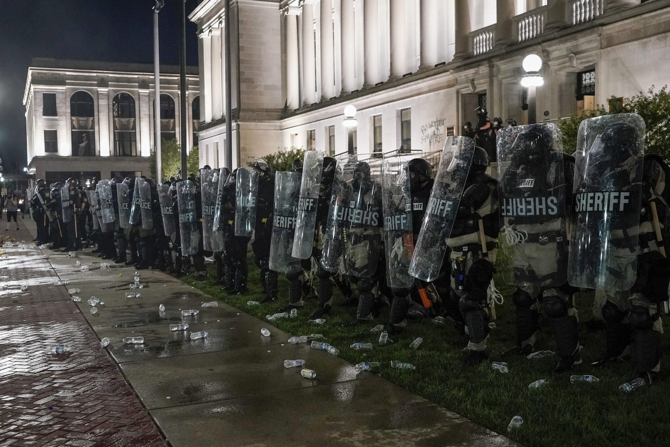 Полицейские защищаются щитами от протестующих. Фото AP Photo/Morry Gash/Scanpix/Leta