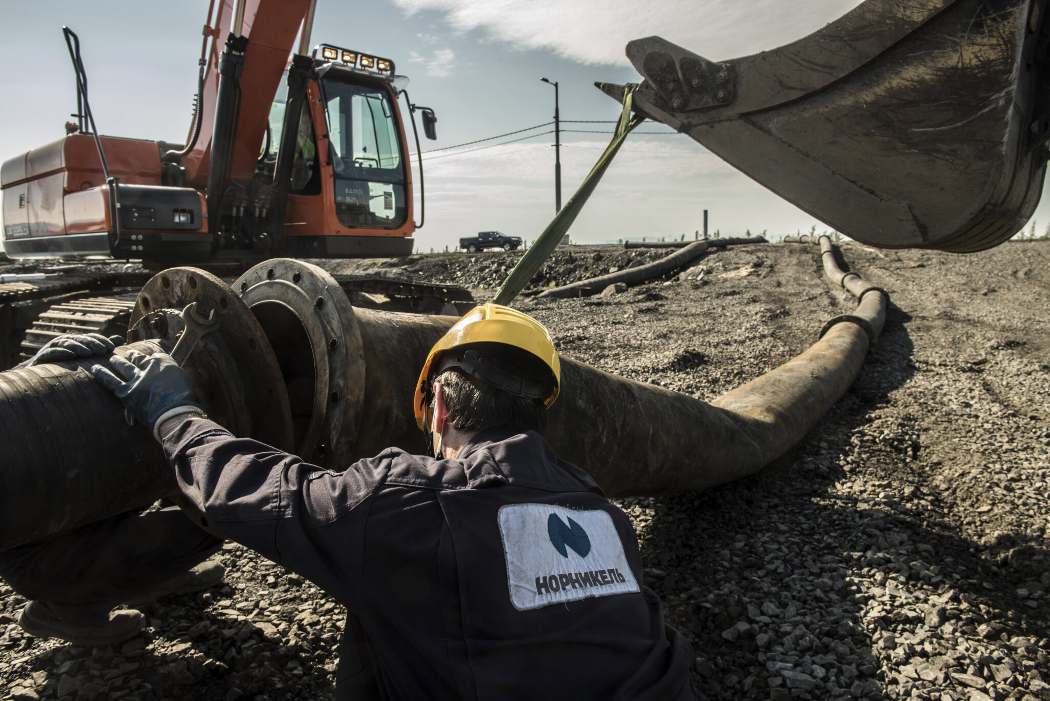 Экскаватор демонтирует трубу с фабрики "Норникеля", через которую происходит откачка сточных вод в тундру. Фото Dmitry Sharomov / TASS / Scanpix / Leta