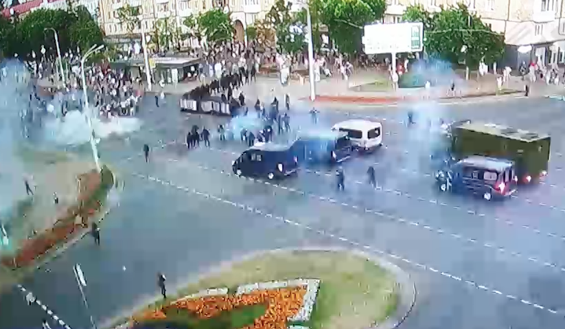 Кадр видео столкновений участников акции протеста и силовиков в Минске. 10 августа 2020.