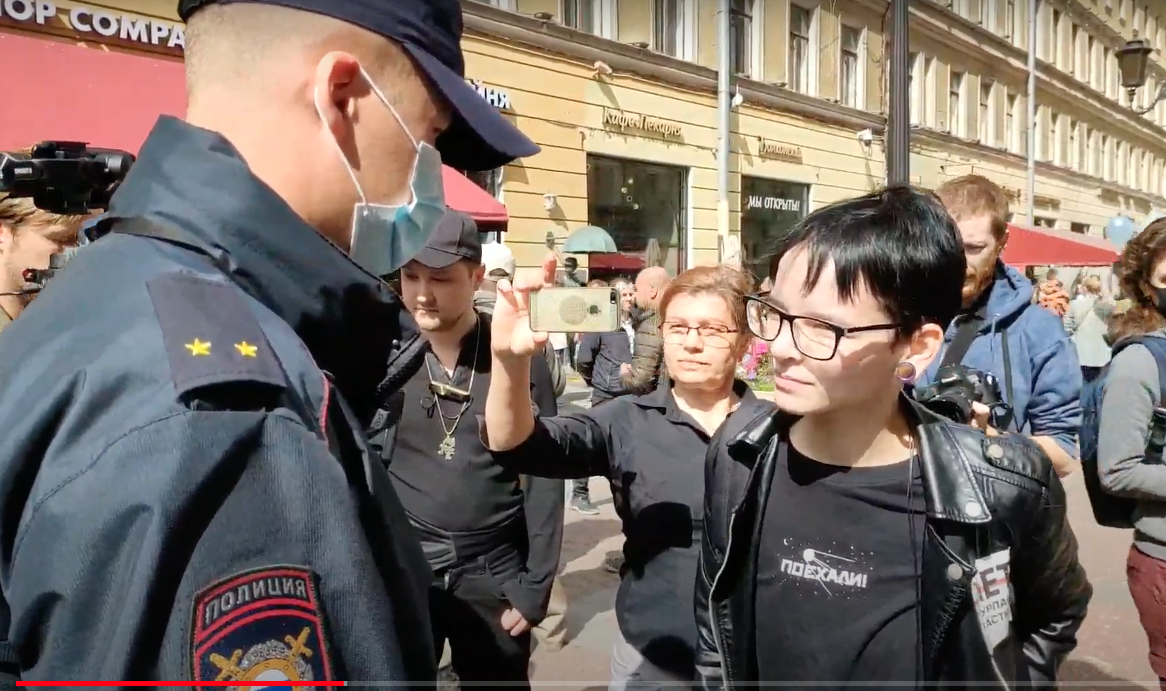 Сотрудники полиции на акции в поддержку хабаровчан в Петербурге. Скриншот YouTube sotavision