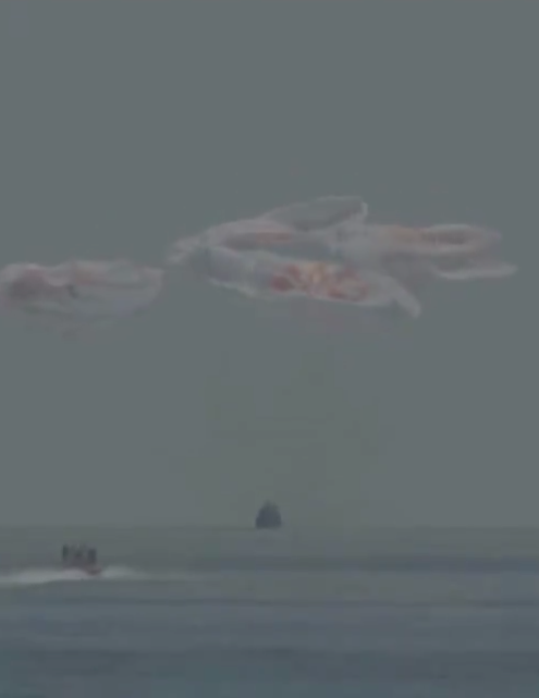 Возвращение Crew Dragon. Скриншот видео SpaceX