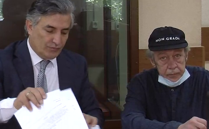 Адвокат Эльман Пашаев и Михаил Ефремов в здании суда. Скриншот видео Mash