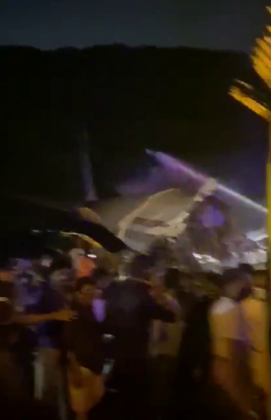 Скриншот видео с места крушения самолета в Керале. Видео РИА Новости