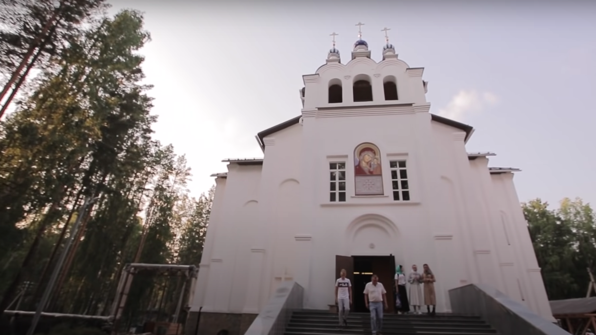 Одна из церквей на территории Среднеуральского женского монастыря в Свердловской области. Скриншот видео YouTube  Александр Лукьянов