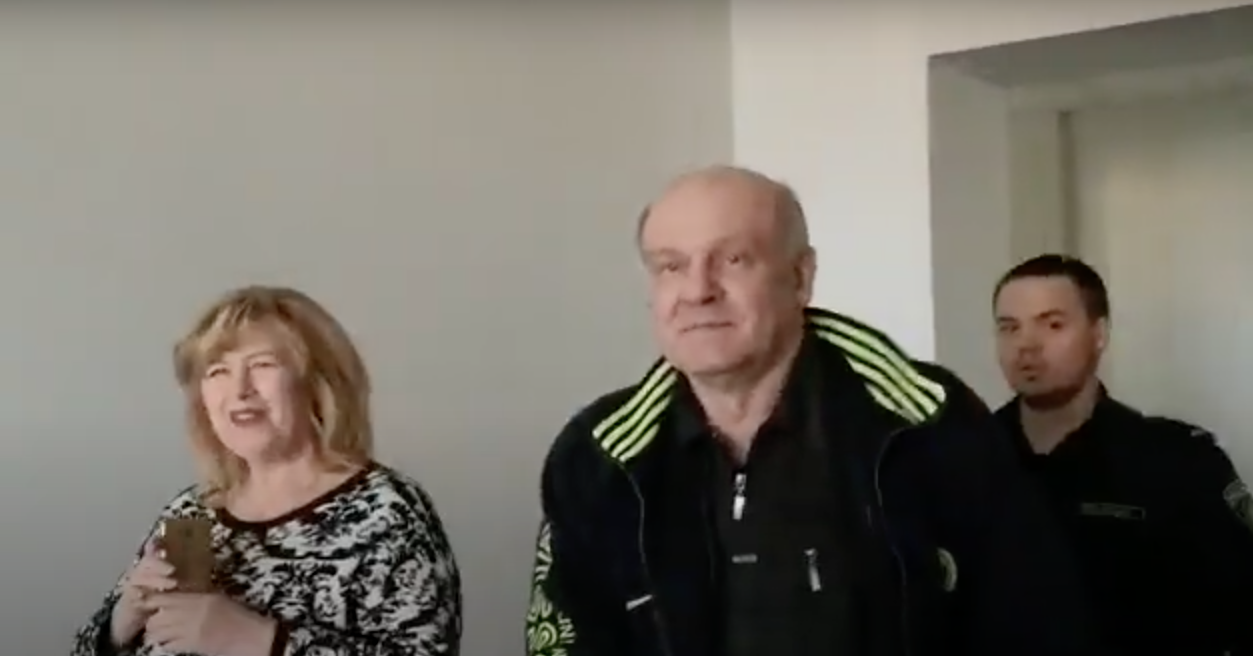Олег Бурак (в центре) в здании суда. Скриншот YouTube  Русский Союз Латвии