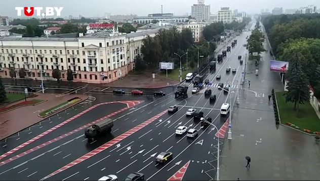 Колонна военных грузовиков и автобусов с людьми движется в центр Минска. Скриншот видео Tut.by