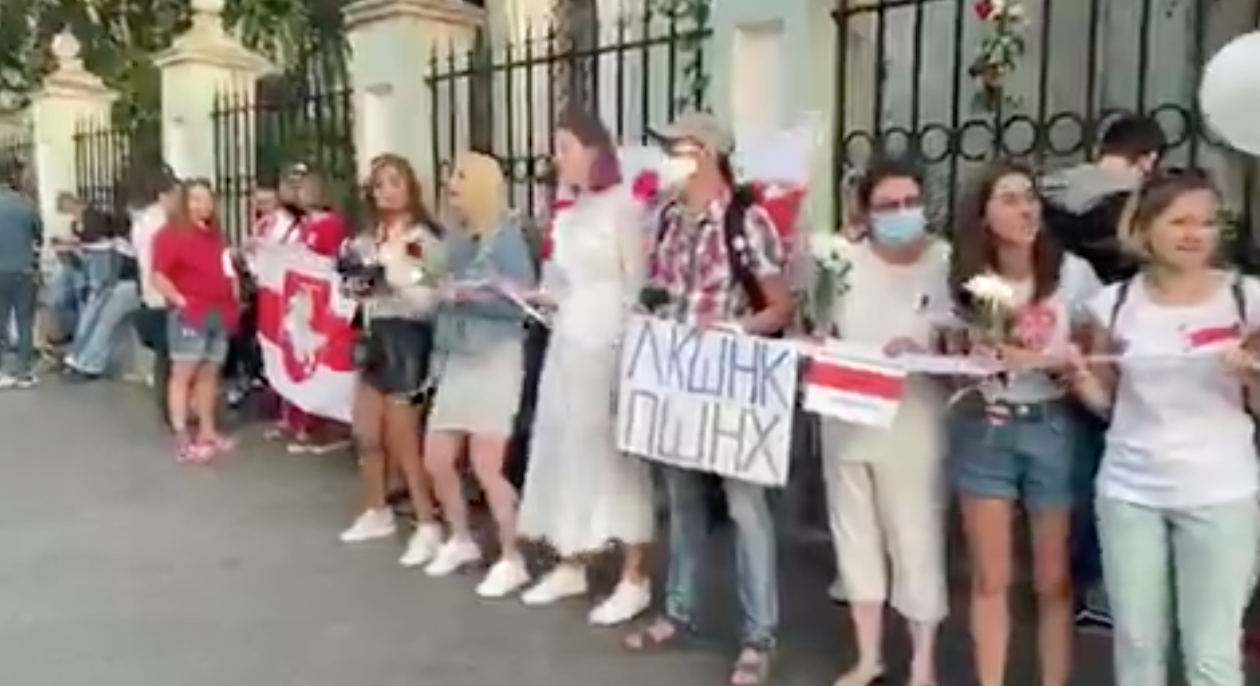 Акция солидарности у посольства Беларуси в Москве. Скриншот видео Twitter @mbkhmedia