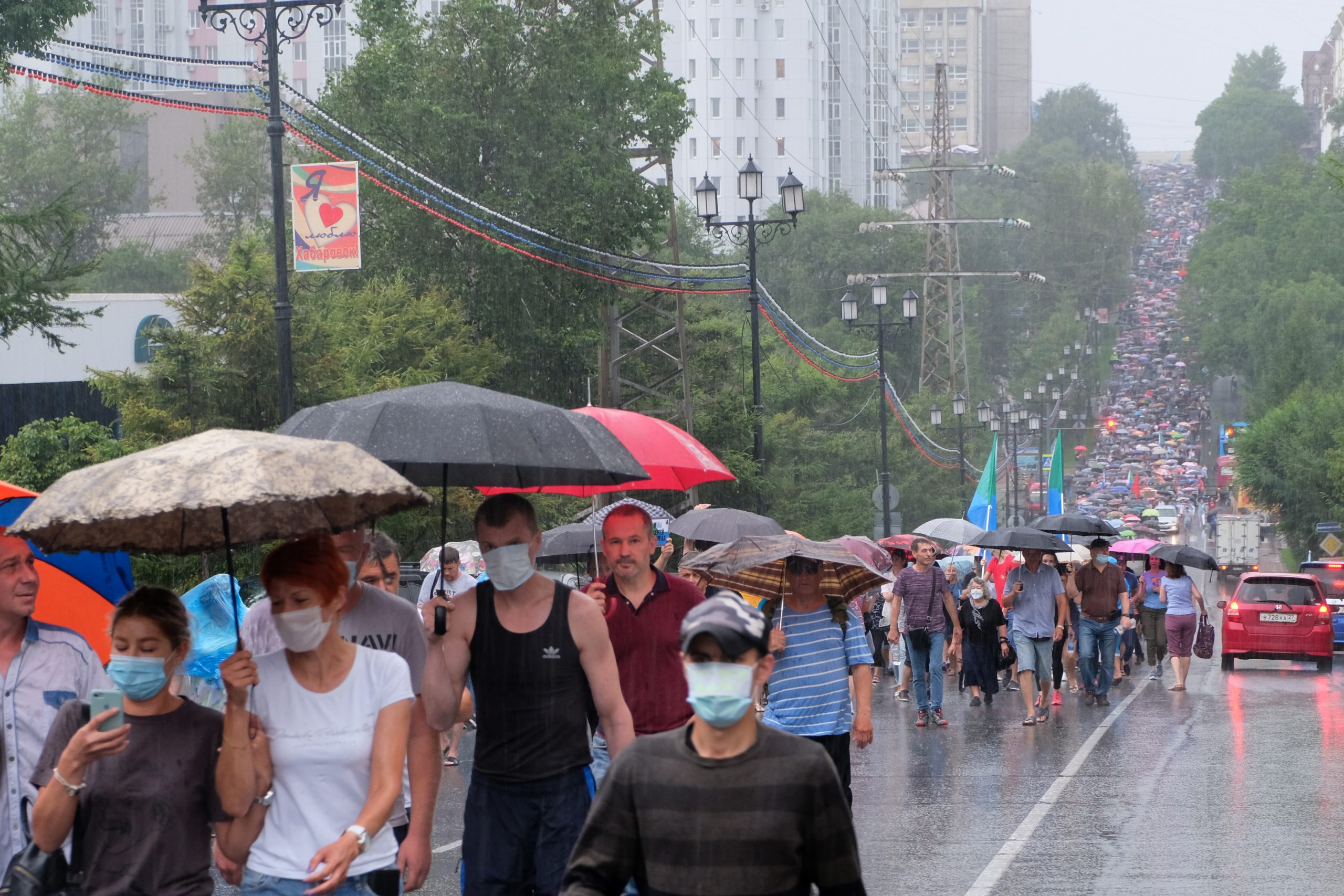 Участники акции 1 августа в Хабаровске прошли по привычному маршруту с зонтами. Фото Dmitry Morgulis/TASS/Scanpix/Leta