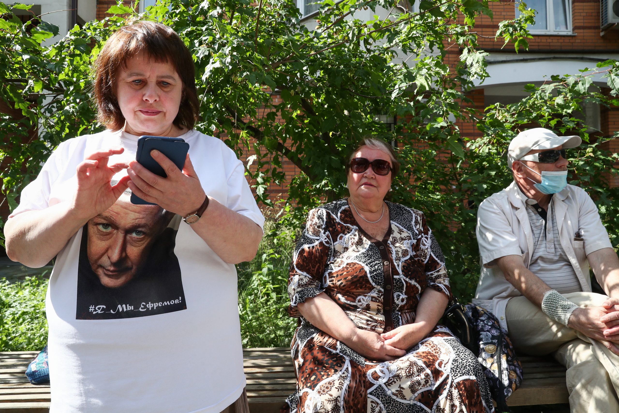 Участница группы поддержки Ефремова в футболке с его изображением. Фото Mikhail Tereshchenko/TASS/Scanpix/Leta