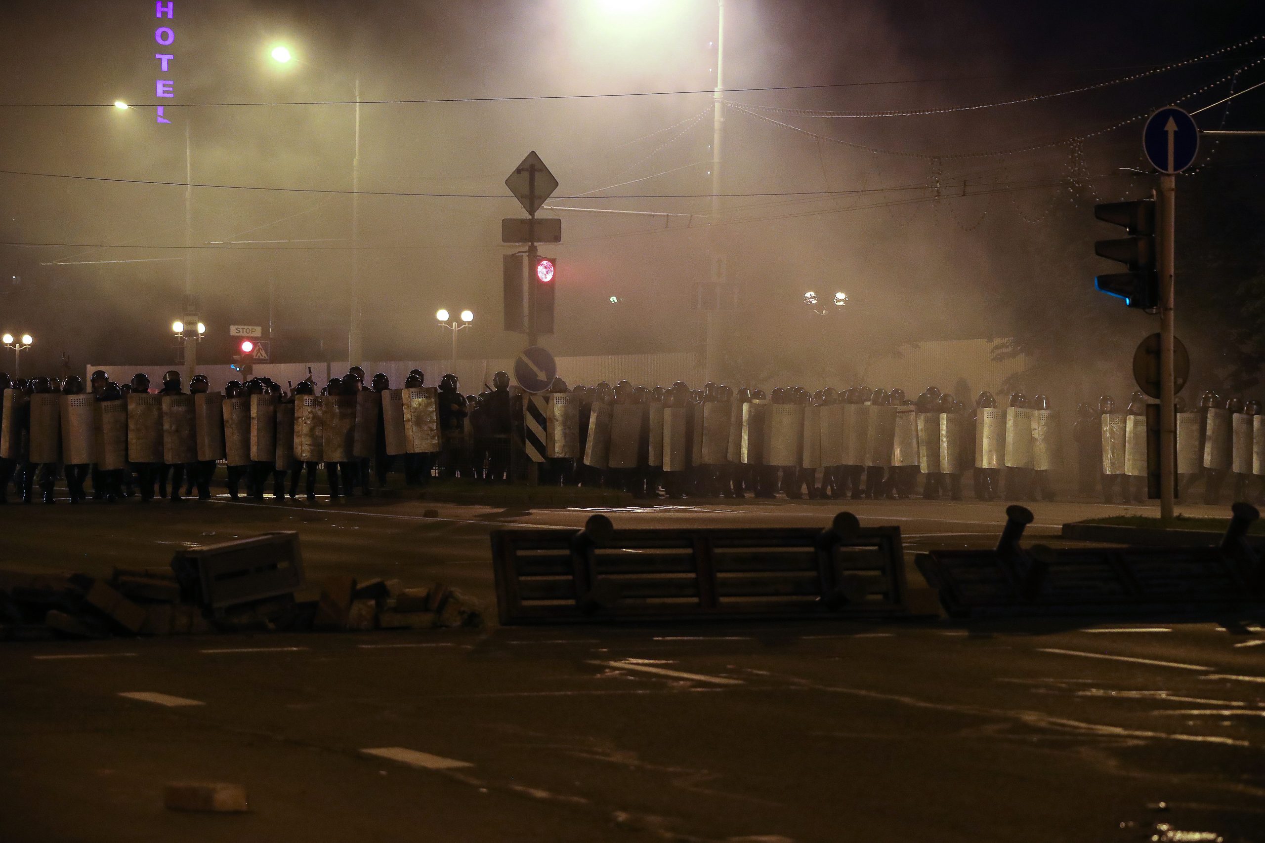 Силовики на фоне баррикад. Фото Valery Sharifulin/TASS/Scanpix/Leta