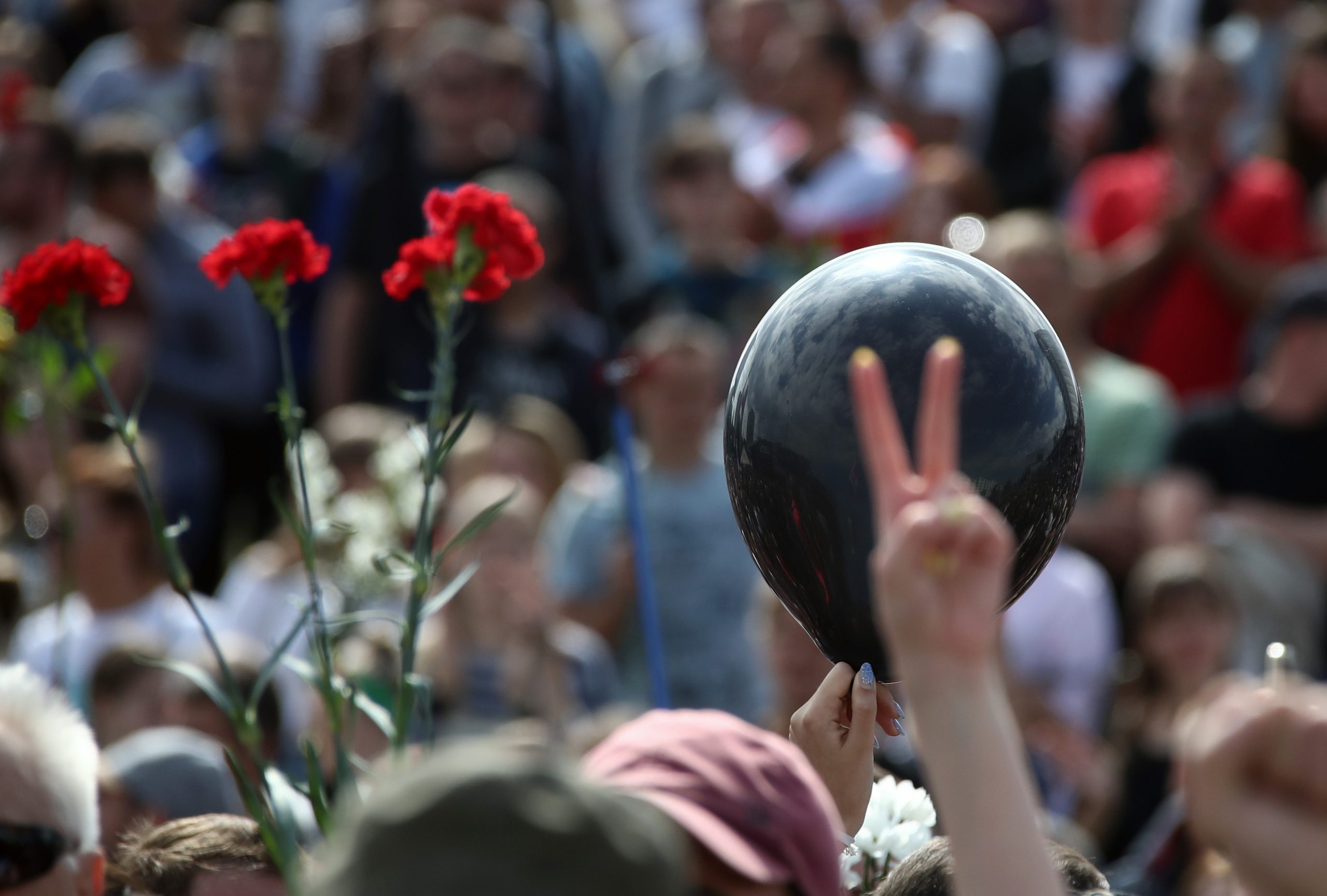 В связи с трагедией некоторые поменяли белые и красные шарики на черные. Фото Valery Sharifulin/TASS/Scanpix/Leta
