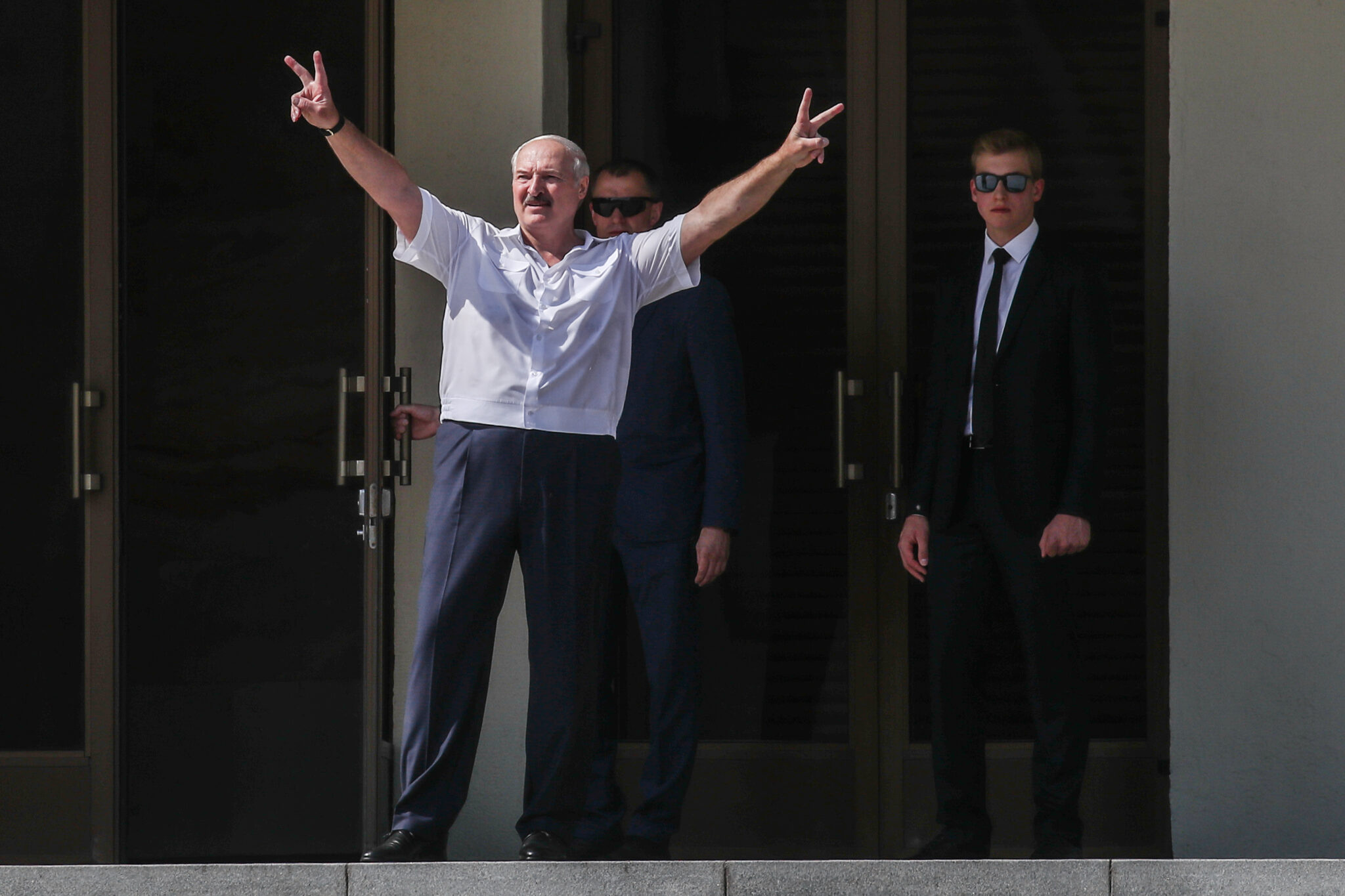 Александр Лукашенко приветствует своих сторонников на акции в его поддержку в Минске 16 августа 2020. Фото Valery Sharifulin/TASS/Scanpix/Leta