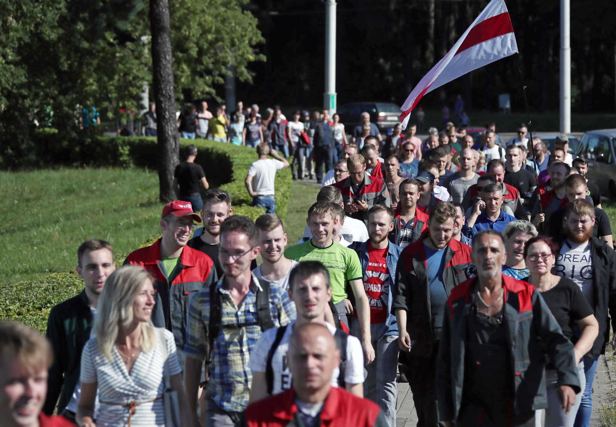 Протестующие идут к Минскому заводу колесных тягачей (МЗКТ), Фото Valery Sharifulin/TASS/Scanpix/Leta