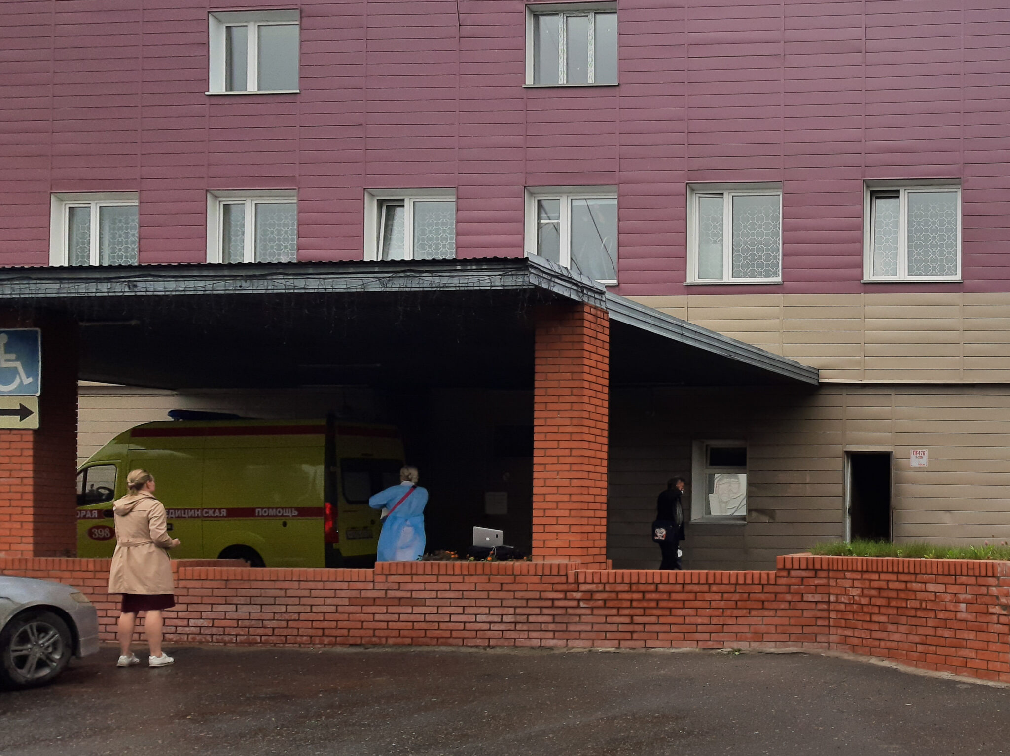 Омская больница БСМП № 1, где с отравлением находится Алексей Навальный. Фото Alexei Petrov/TASS/Scanpix/Leta