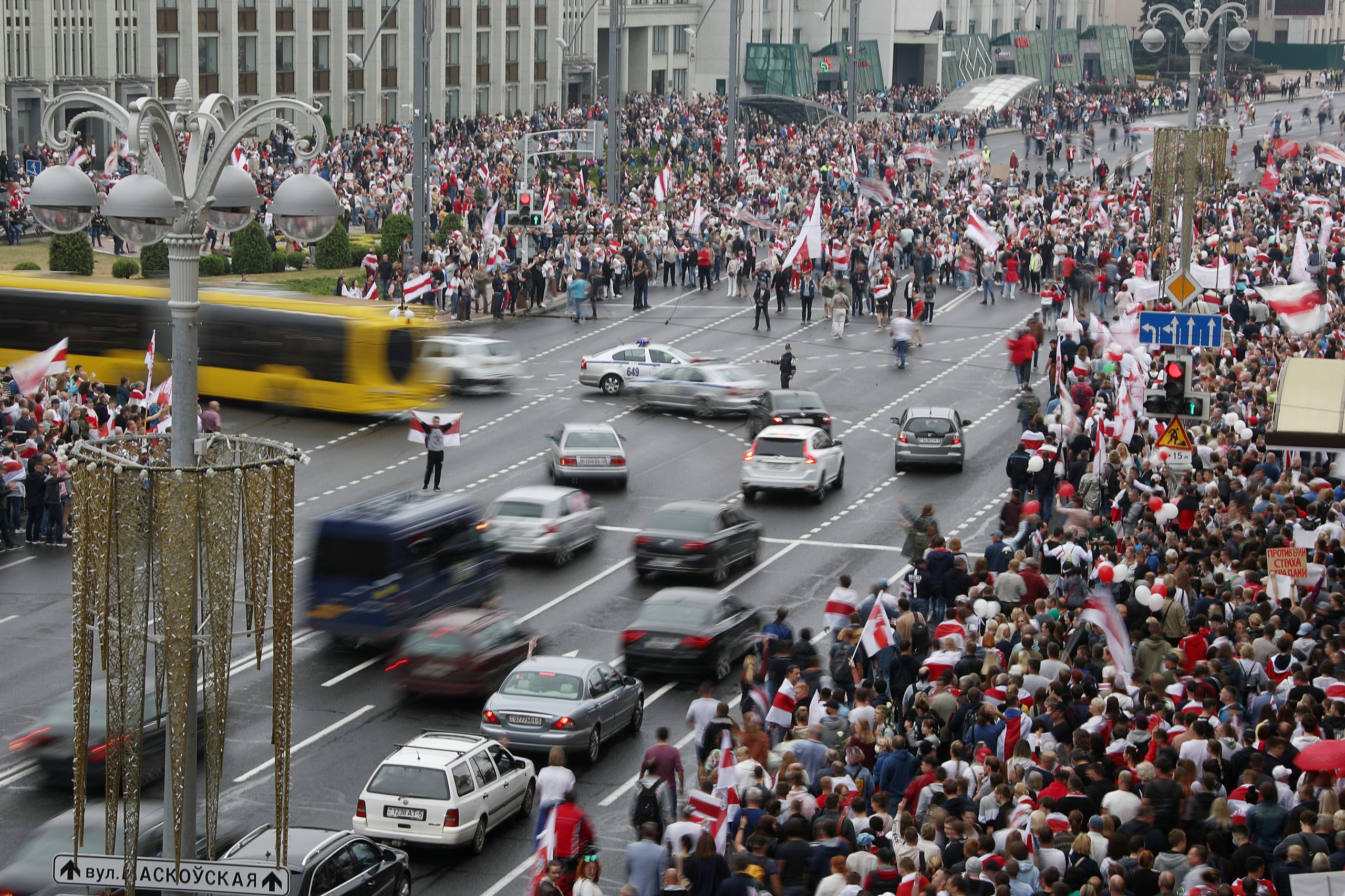 Колонна протестующих движется по проспекту Независимости. Фото Valery Sharifulin/TASS/Scanpix/Leta