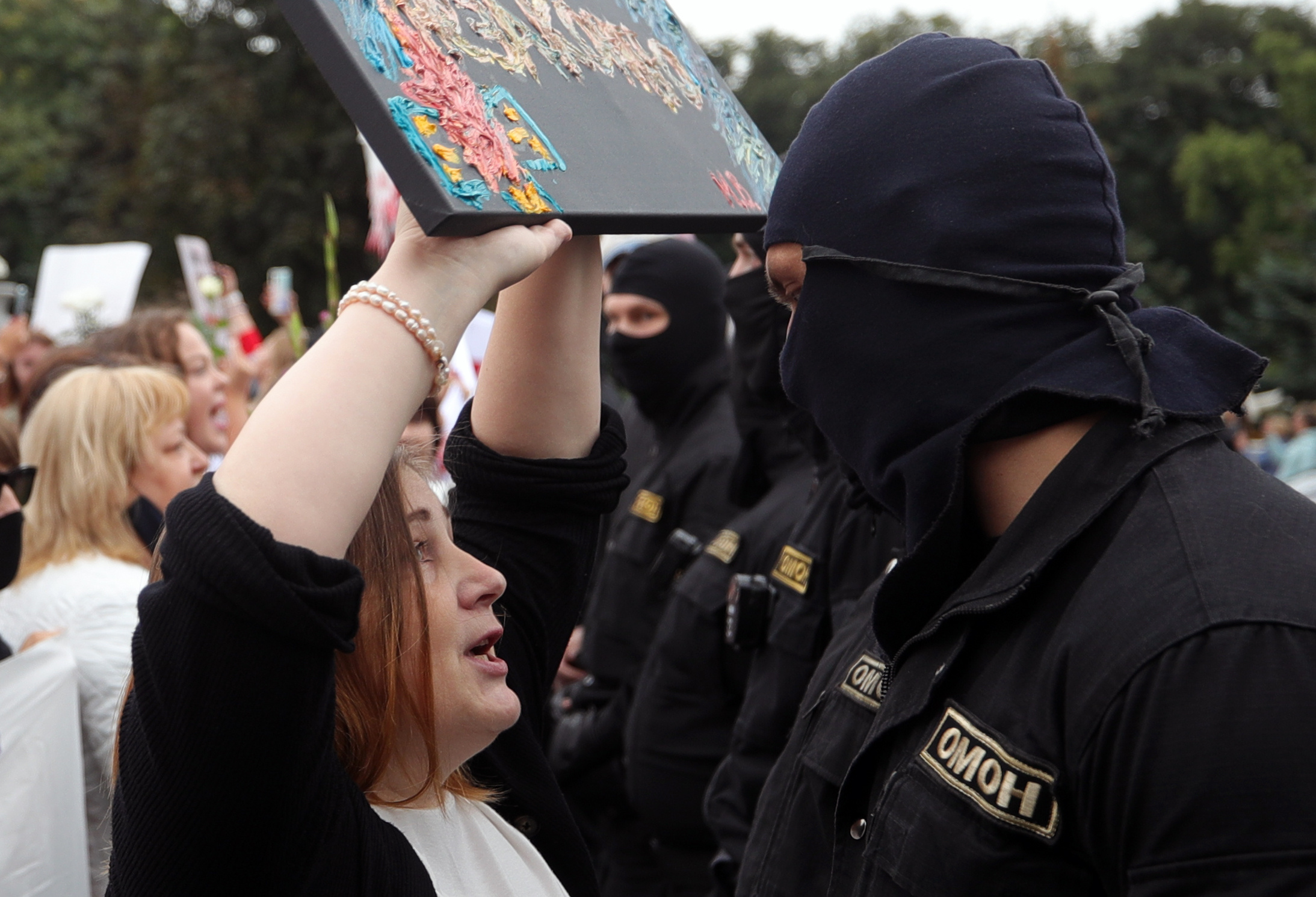 Женщины не боялись вплотную подходить к силовикам. Фото Sergei Bobylev/TASS/Scanpix/Leta
